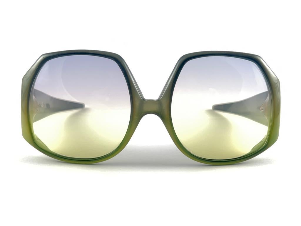  
Vintage Super Rare Christian Dior Oversized Mask Two Tone Green Holding A Multi Colour Gradient Lenses. 

An Uber Oversized Size, Rarely Seen Up For Sale.


This Piece May Show Minor Sign Of Wear Due To More Than 40 Years Of Storage. 



Made In