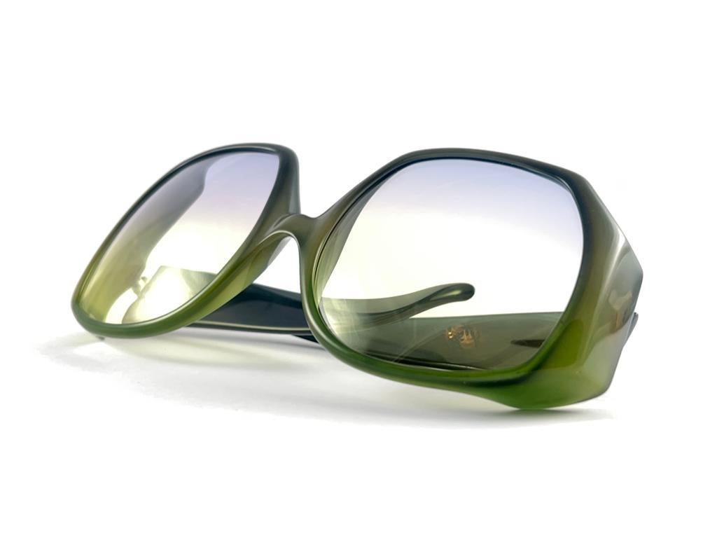 Gray Vintage Christian Dior D04 Mask Two Tone Green Oversized 70'S Austria Sunglasses For Sale