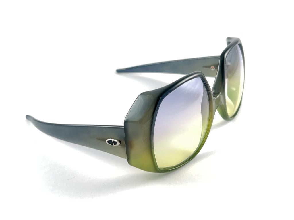 Vintage Christian Dior D04 Maske, zweifarbige, grüne, übergroße österreichische Sonnenbrille, 70er Jahre Damen im Angebot