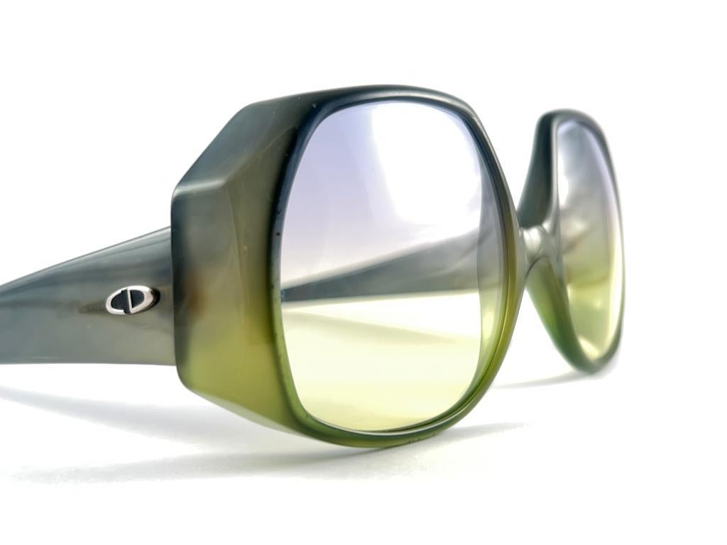 Vintage Christian Dior D04 Maske, zweifarbige, grüne, übergroße österreichische Sonnenbrille, 70er Jahre im Angebot 1