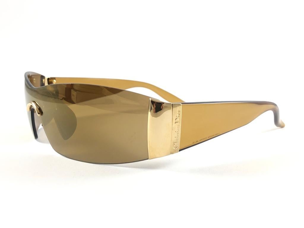 Vintage Christian Dior Demonia gold wrap around sunglasses 2000's era by Galliano.

Made in Austria.
 
This piece show minor sign of wear due to  storage.


Front : 17.5 cms

Lens Height : 4 cms

Lens Width : 15 cms 