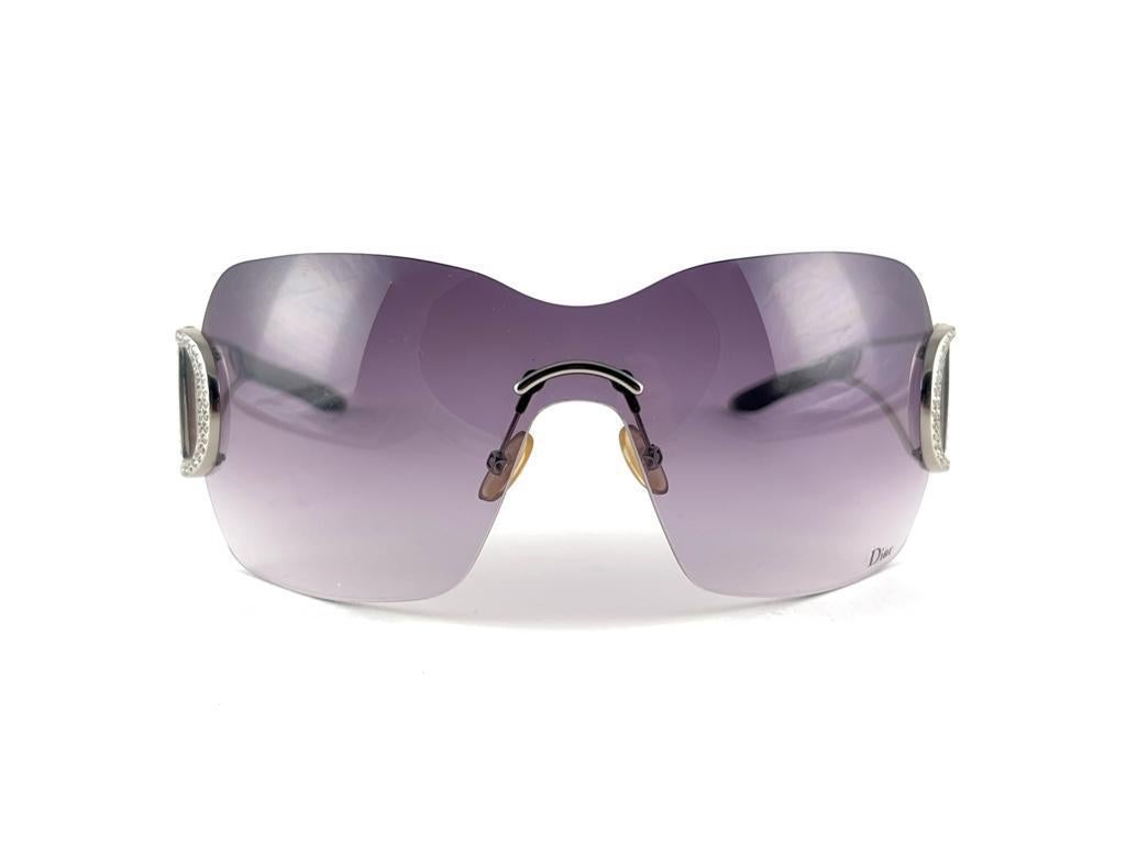 Vintage Christian Dior Diorly silver Bubble Wrap Sunglasses Fall 2000 by Galliano.
This piece May show minor sign of wear due to  storage


Made in Austria



Front                                     15 cms
Lens Height                         5.5