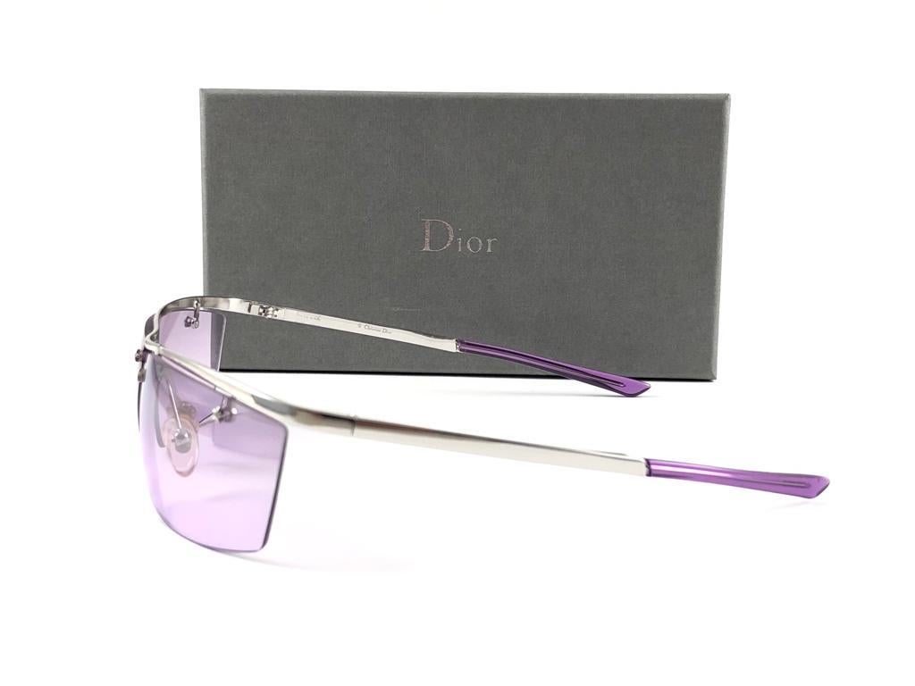 Vintage Christian Dior Diorminiglam silver with light mirrored rose lenses Wrap Sunglasses Fall 2000 by Galliano.

Made in Austria.
 
This piece show minor sign of wear due to  storage.

Front : 16 cms

Lens Height : 3.5 cms

Lens Width : 6 cms 