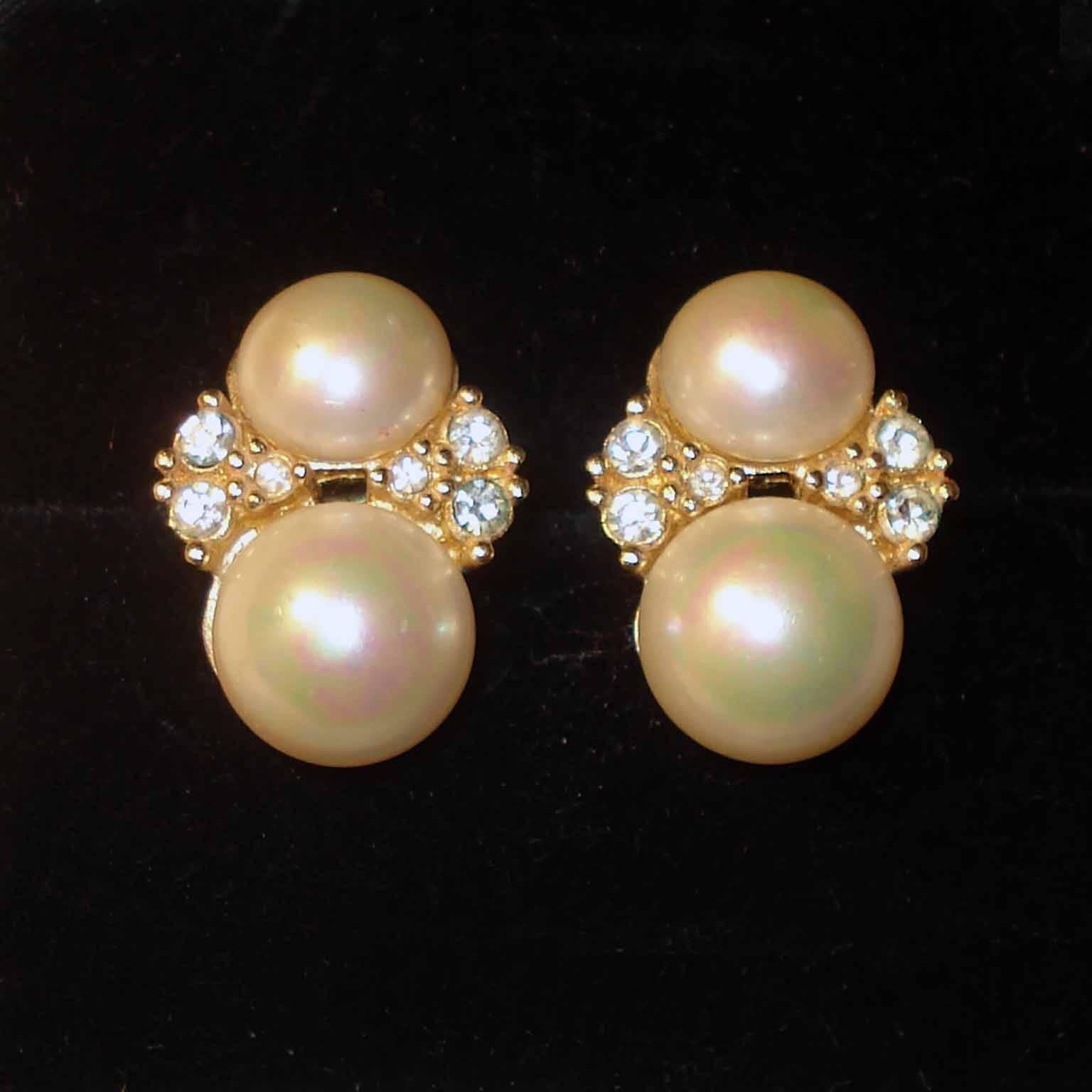 Christian Dior earrings,
France, 1980s.

Wonderful vintage gold plated clip-on earrings made by Christian Dior.
A duet of faux pearls with round-cut clear Swarovski crystal detail.
Signed Christian Dior.

Dimensions:
Height 2.5 cm (1 in.),