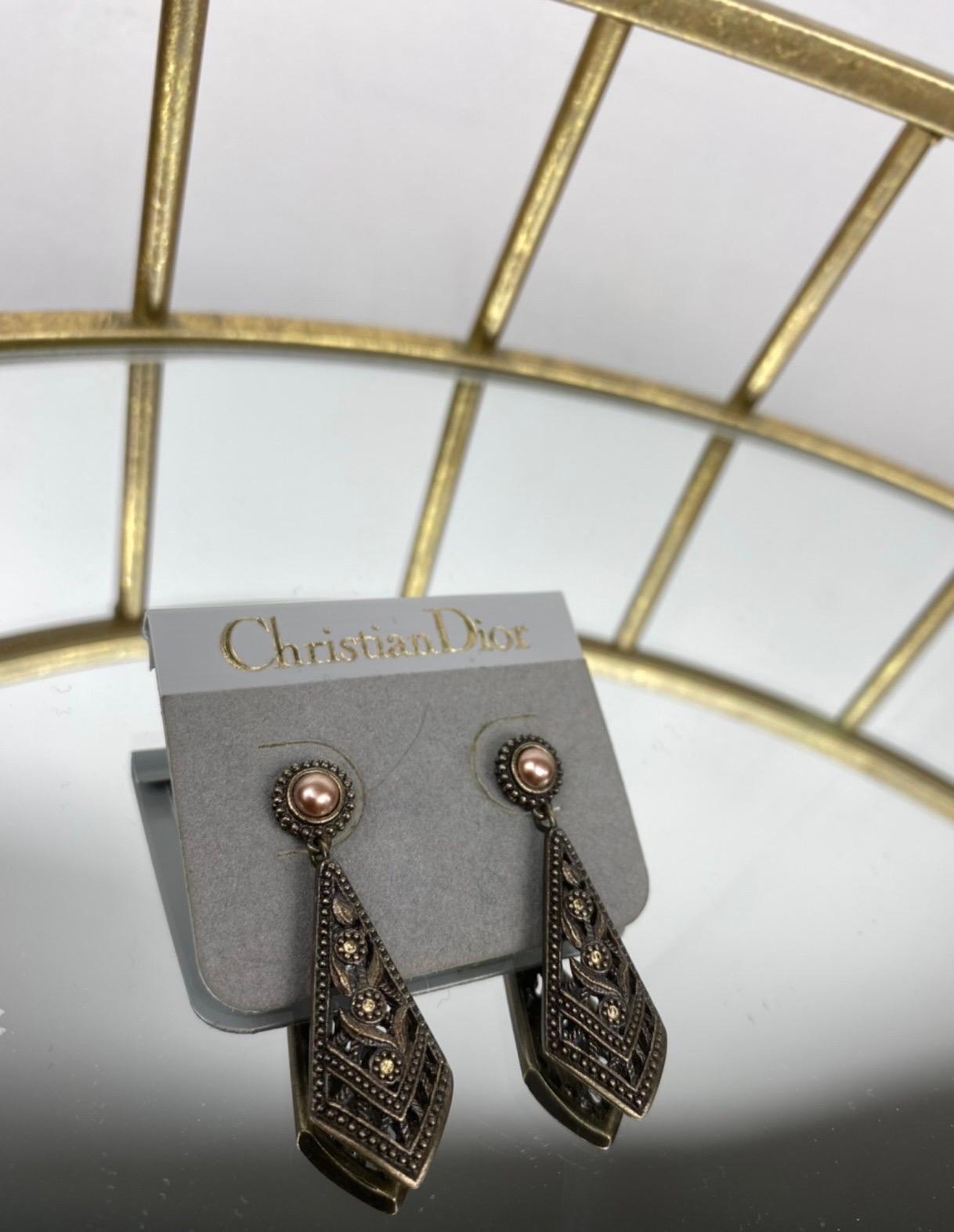 Vintage Christian Dior Ohrringe, aus bronze/silberfarbenem Metall mit roségoldfarbenen Perlen am Ohrring. Maße: Länge 4cm, maximale Breite 1,5cm, in sehr gutem Zustand. Neu.