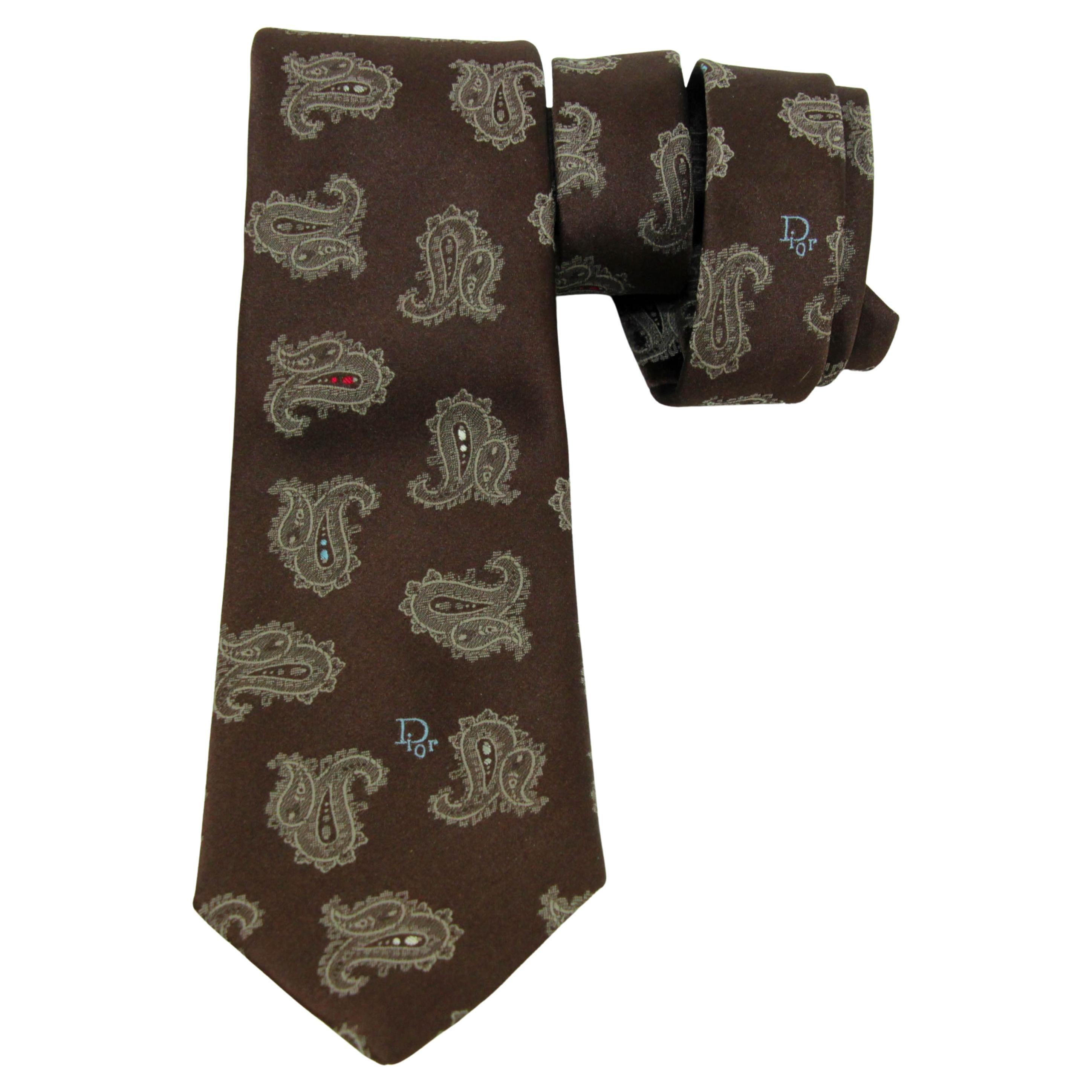 Vintage Christian Dior Elegant Classic Necktie 1980.
Cravate en soie vintage de couleur marron avec logo Dior.
Classique intemporel, cette cravate est conçue par le célèbre designer Christian Dior. 
Décorée de motifs pashley dans des couleurs