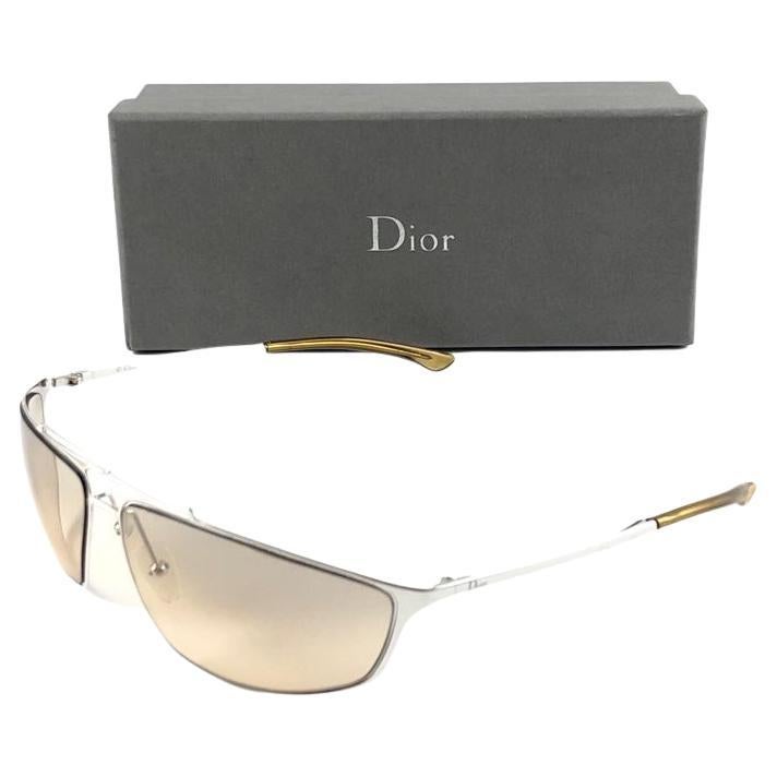 Accessoires Zonnebrillen & Eyewear Zonnebrillen Dior aviators 2000s wrap zonnebril zilver metalen voorruit1 