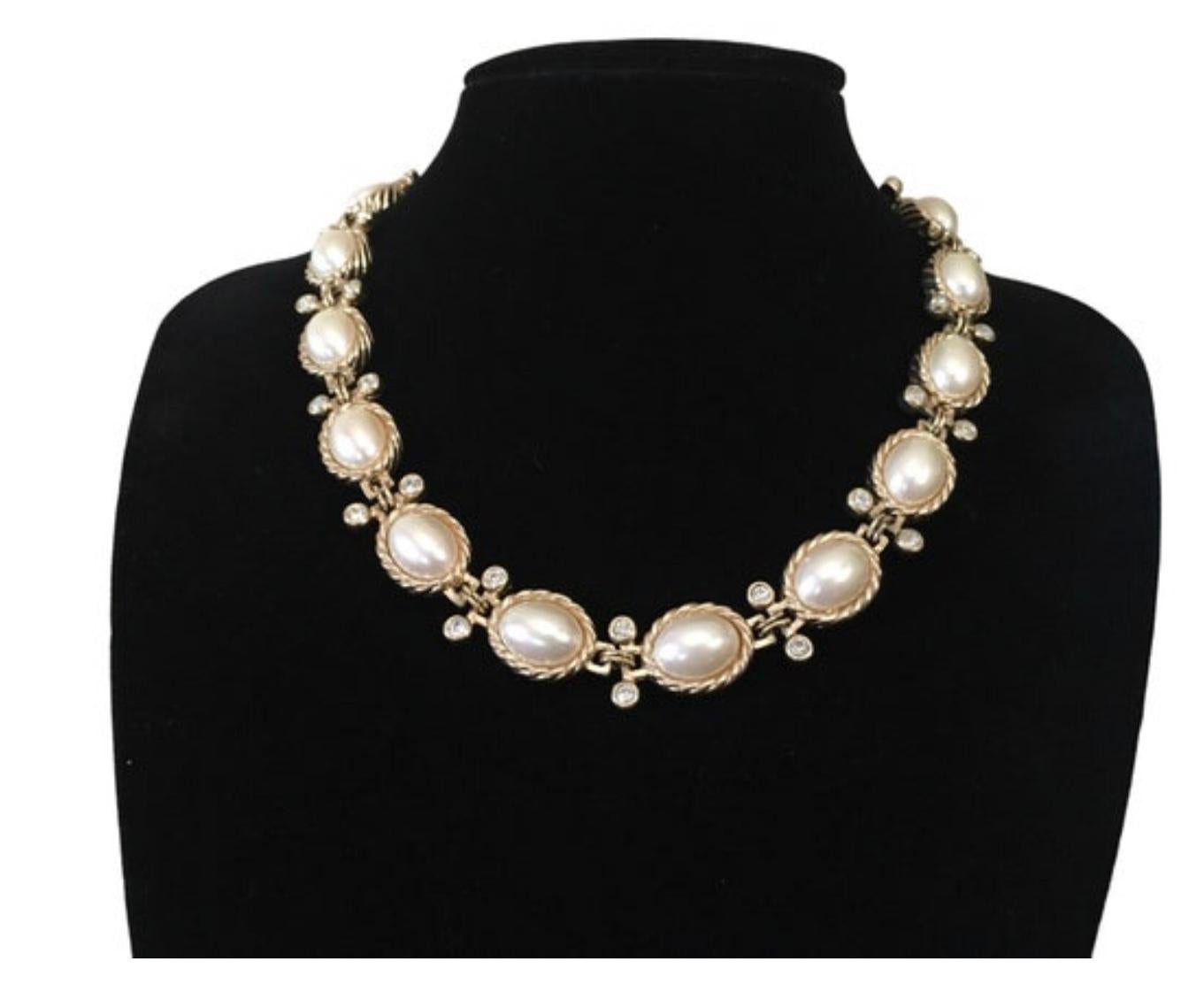 Vintage Christian Dior faux pearl statement necklace.
Articulated links
16 oval faux pearl links with crystal spacers in between each link.
Each link is approx 1.7 cm x 1.4 cm 
Adjustable length max 48 cm minimum 43 cm 
In excellent condition