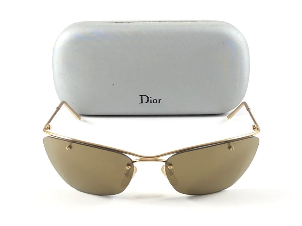 Vintage Christian Dior FLASH goldene Gläser Wrap Y2K Sonnenbrille.

Hergestellt in Österreich.
 
Dieses Stück zeigt leichte Gebrauchsspuren durch  Lagerung.

Vorderseite : 15.5 cm

Höhe der Linse: 3.5 cm

Linse Breite : 6.2 cm 