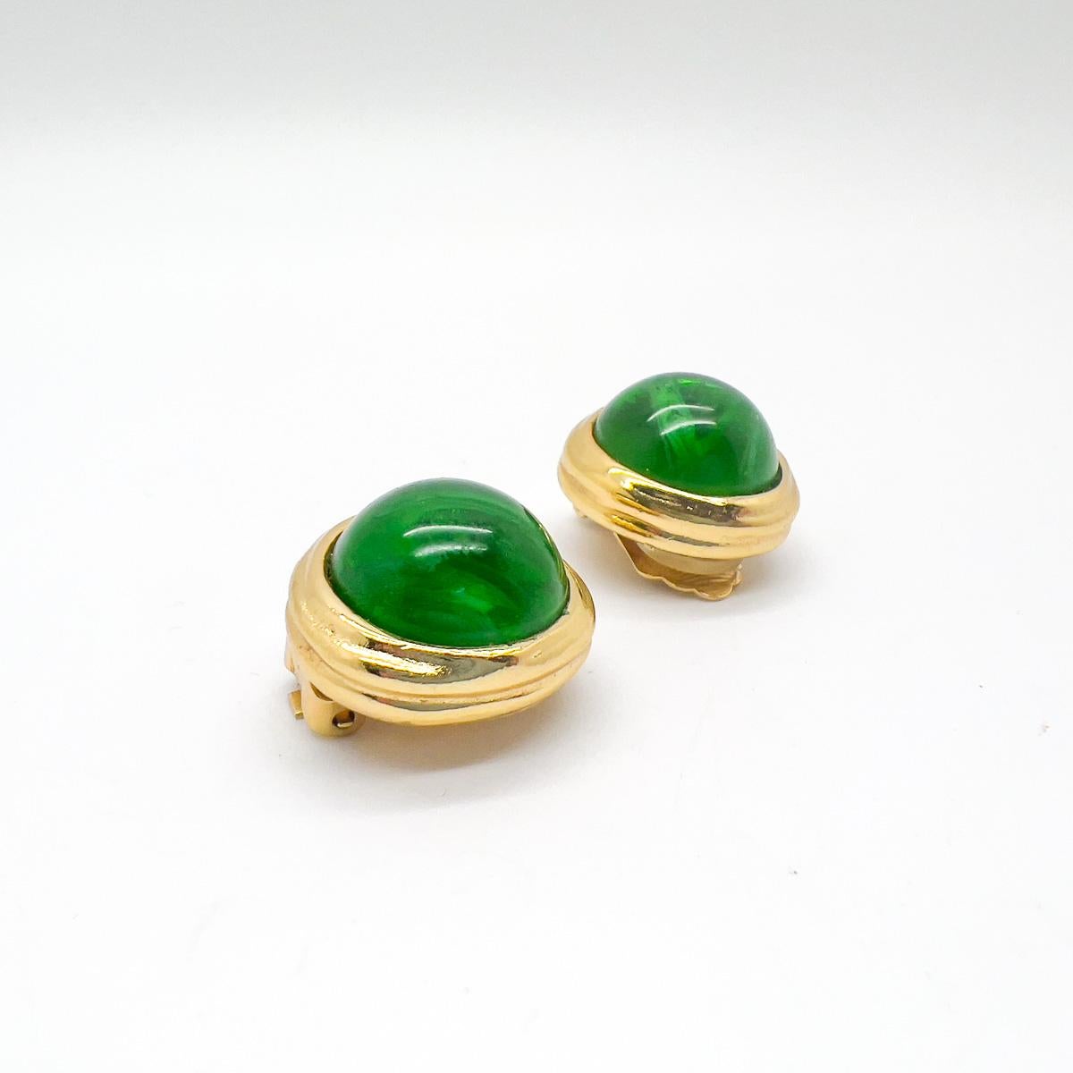 Ein Paar Vintage Dior Emerald Cabochon Ohrringe. Erhabene, saftige und reichhaltige Smaragd-Cabochons in einer schlichten Galerie-Fassung aus glänzendem Gold. Das perfekte Paar Couture-Clips.
Mit Archivstücken aus ihrer eigenen Dior-Kollektion, die
