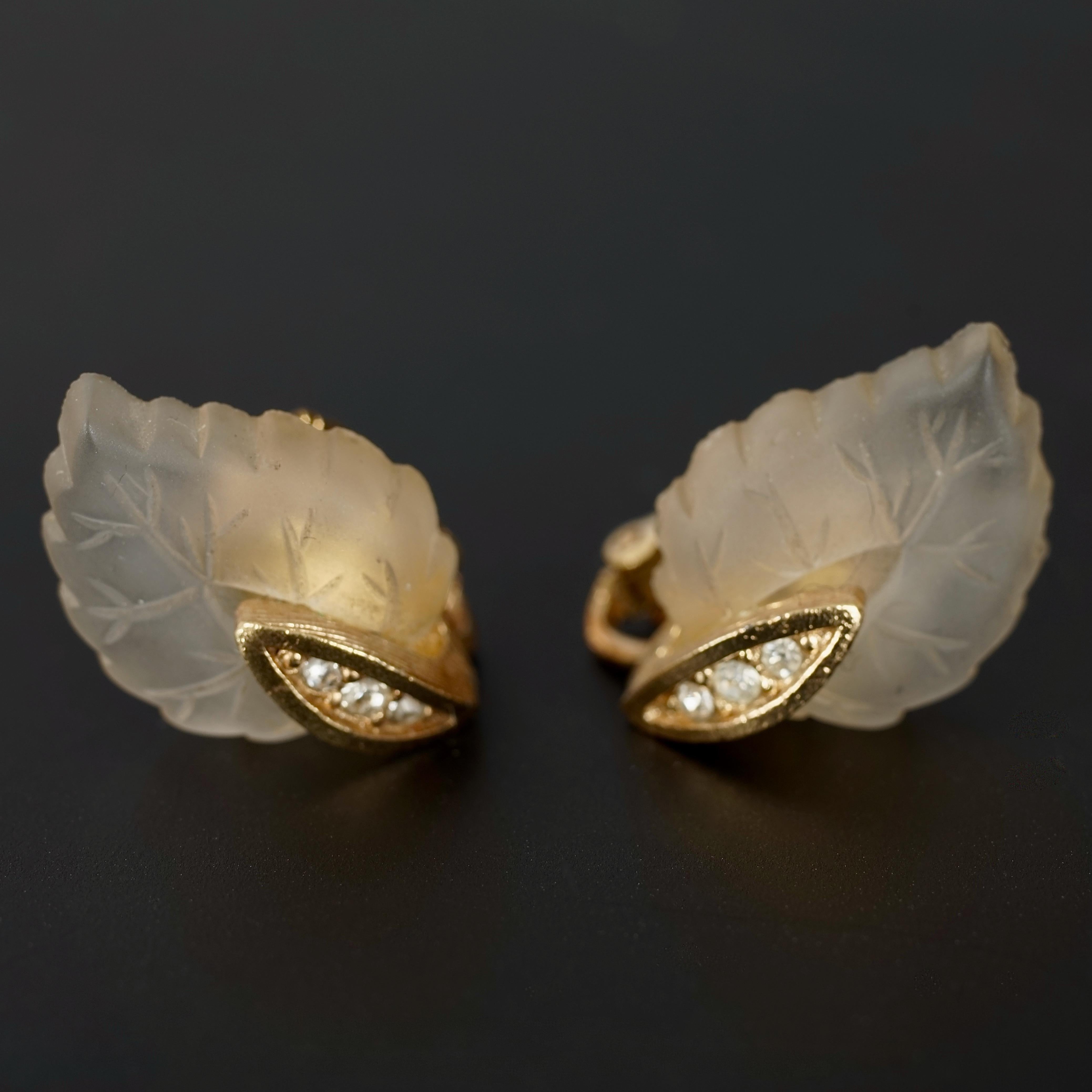 Vintage CHRISTIAN DIOR Frosted Glass Leaf Earrings

Measurements:
Height:  0.83 inch (2.1 cm)
Width: 0.55 inch (1.4 cm)
Weight per Earring: 4 grams

Features:
- 100% authentic CHRISTIAN DIOR.
- White frosted glass leaf earrings with rhinestone