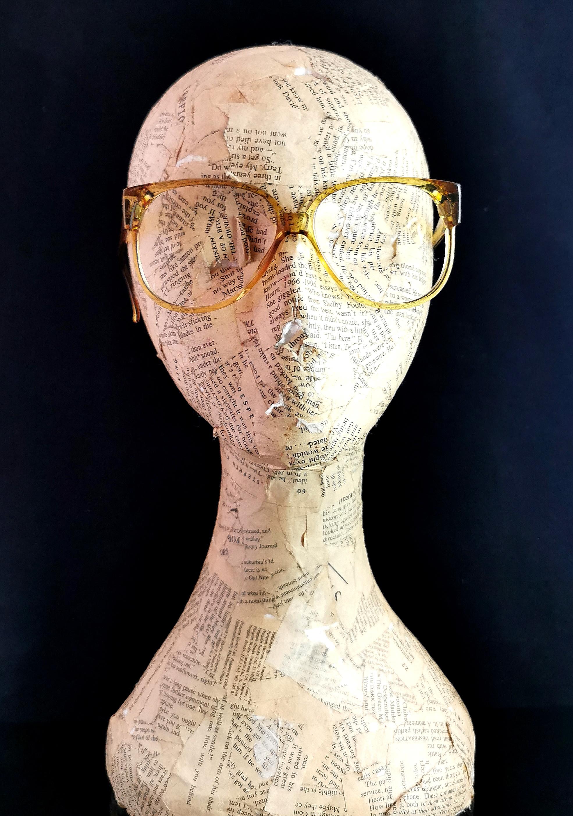 Super stylische Christian Dior Monsieur Brille oder Brillengestell.

Rahmen mit großen Gläsern und einer leicht quadratischen Form im Retrostil.

Sie haben einen gelben Acetatrahmen mit Farbverlauf, das Branding befindet sich am Scharnier in der