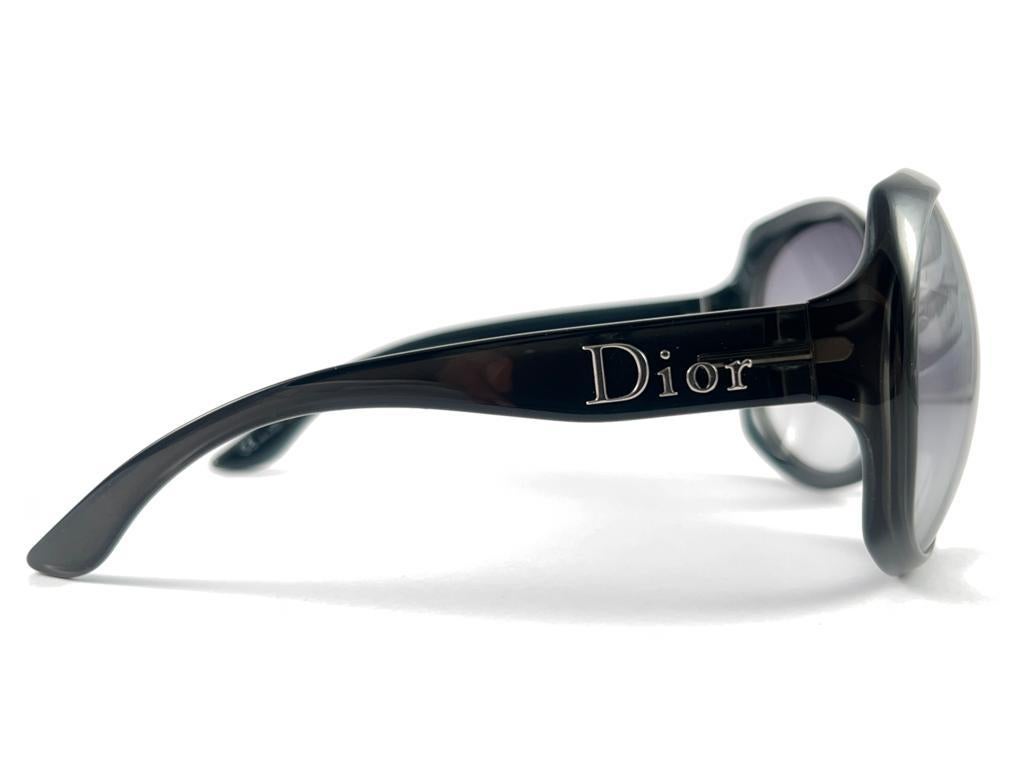 Vintage Christian Dior  oversized sunglasses 2000's era by Galliano.

Made in Italy.
 
This piece may show minor sign of wear due to  storage.


Measurements

Front                                 17 cms

Lens Height                    5.5 cms

Lens