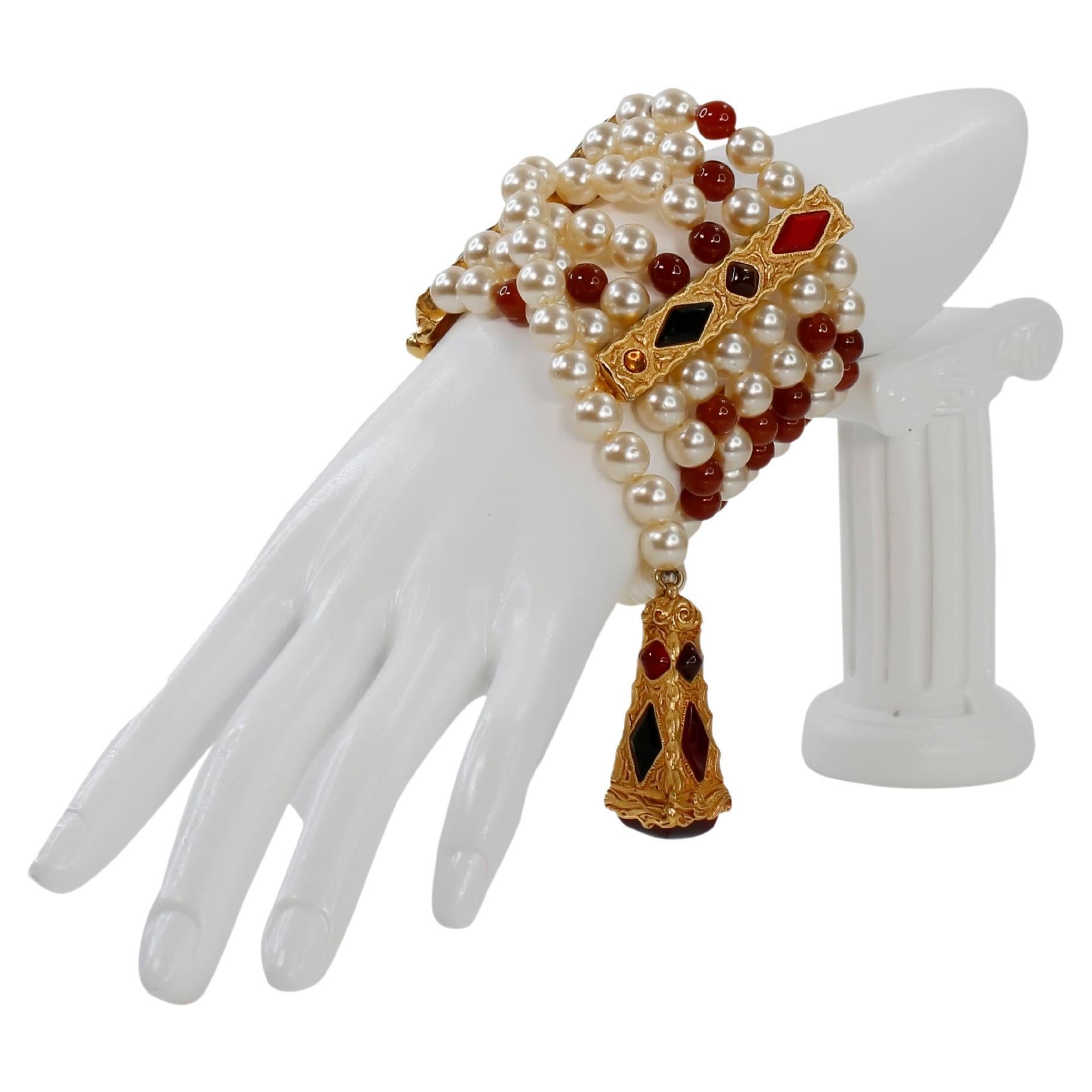 Vintage Christian Dior Gold et  Bracelet pendentif en fausses perles Circa 1980. Diverses perles rouges et différentes nuances de Gripoix rouge sur ce bracelet à 6 brins avec un long brin qui pend sur le côté lorsqu'il est porté.  Superbe !  Il
