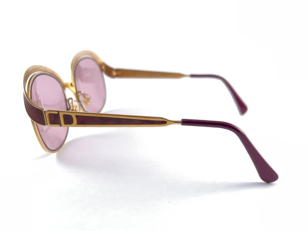 Vintage Christian Dior Gold- und Burgunderfarbene Vintage-Sonnenbrille, hergestellt in Österreich Damen im Angebot
