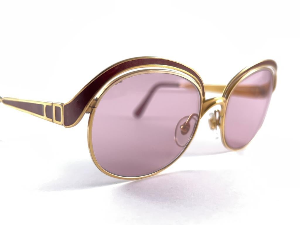 Vintage Christian Dior Gold- und Burgunderfarbene Vintage-Sonnenbrille, hergestellt in Österreich im Angebot 1