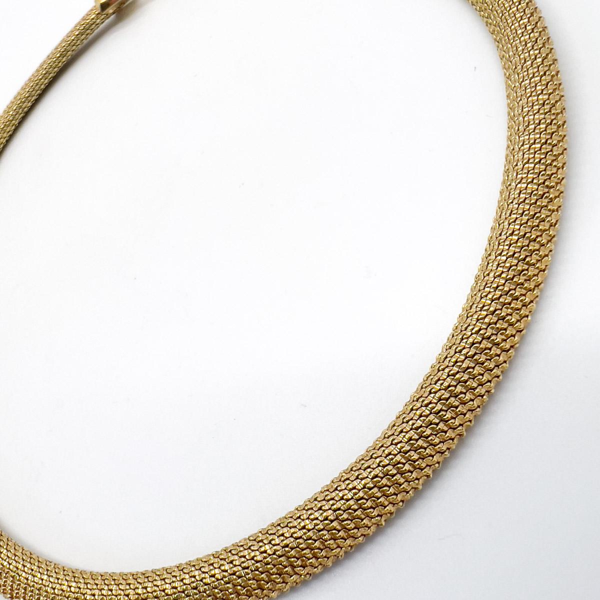 Un collier en maille Vintage Christian Dior sublimement intemporel. La maille dorée et la simplicité du design en font une pièce absolument gagnante, seule ou associée à vos autres favoris. Un classique absolu issu des archives de la Maison