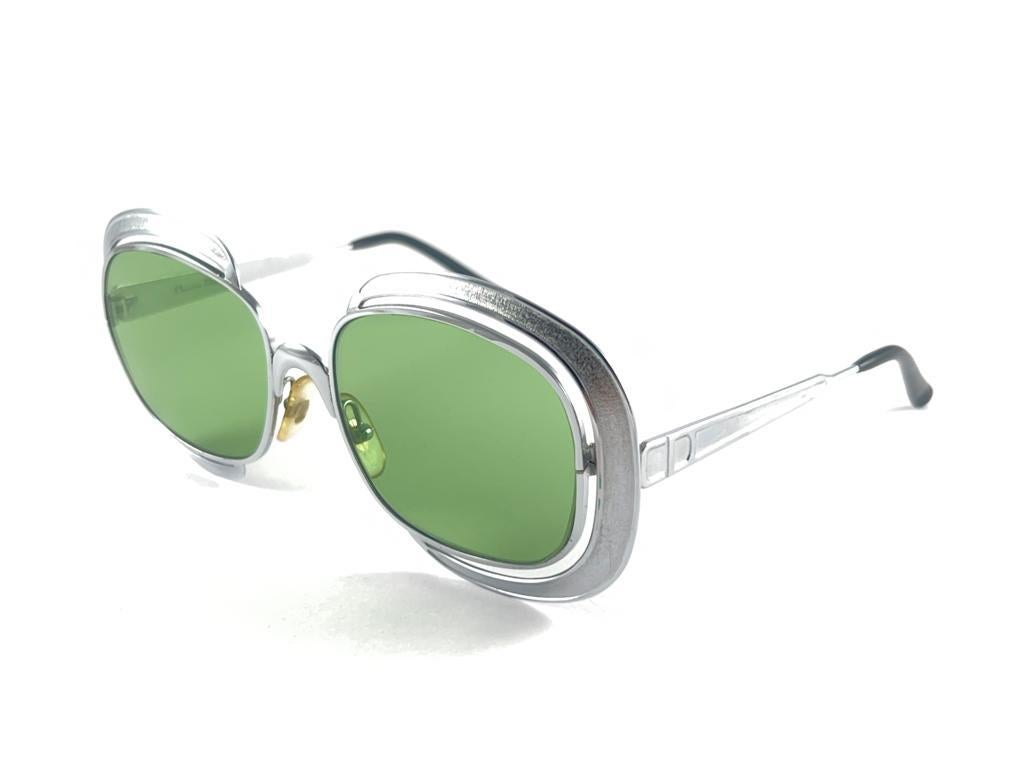 Vintage Christian Dior sunglasses. 
Oversized silver rough finish frame.

Spotless medium green lenses.

This item may show light sign of wear due to storage.

Made in Austria

FRONT  14.5 CMS
LENS HEIGHT 4.5 CMS
LENS WIDTH 5.4 CMS
TEMPLES 13 CMS
