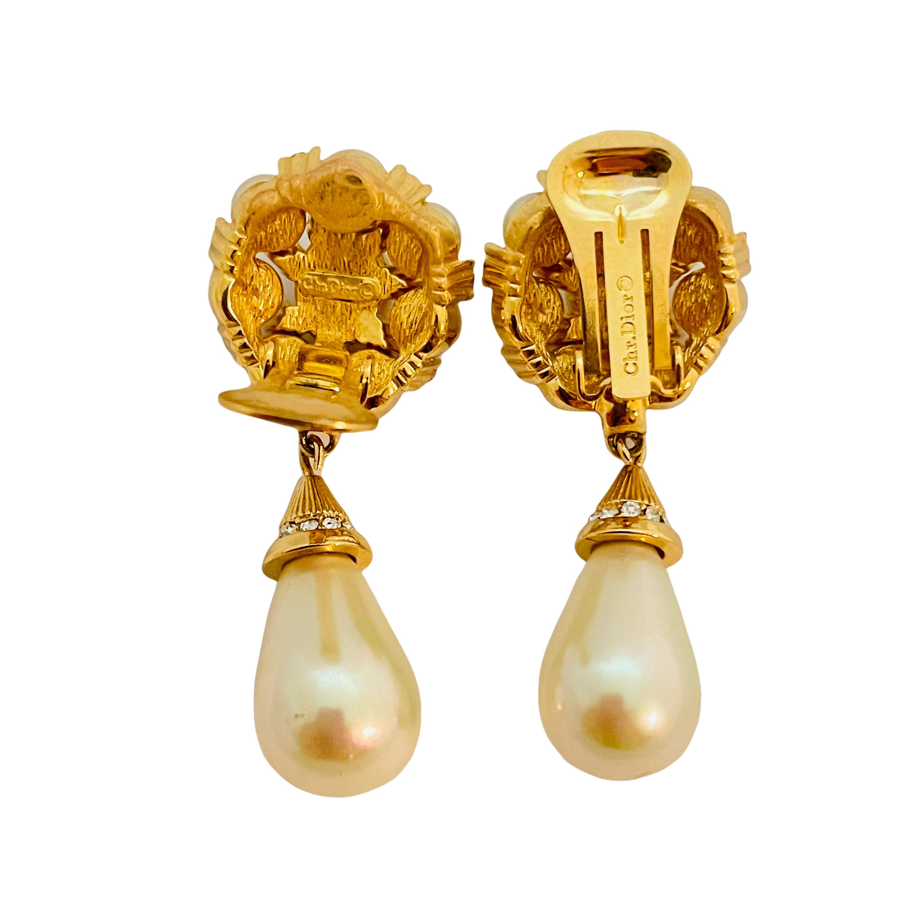 Vintage CHRISTIAN DIOR gold pearl rhinestone designer runway clip on earrings In Good Condition For Sale In Palos Hills, IL