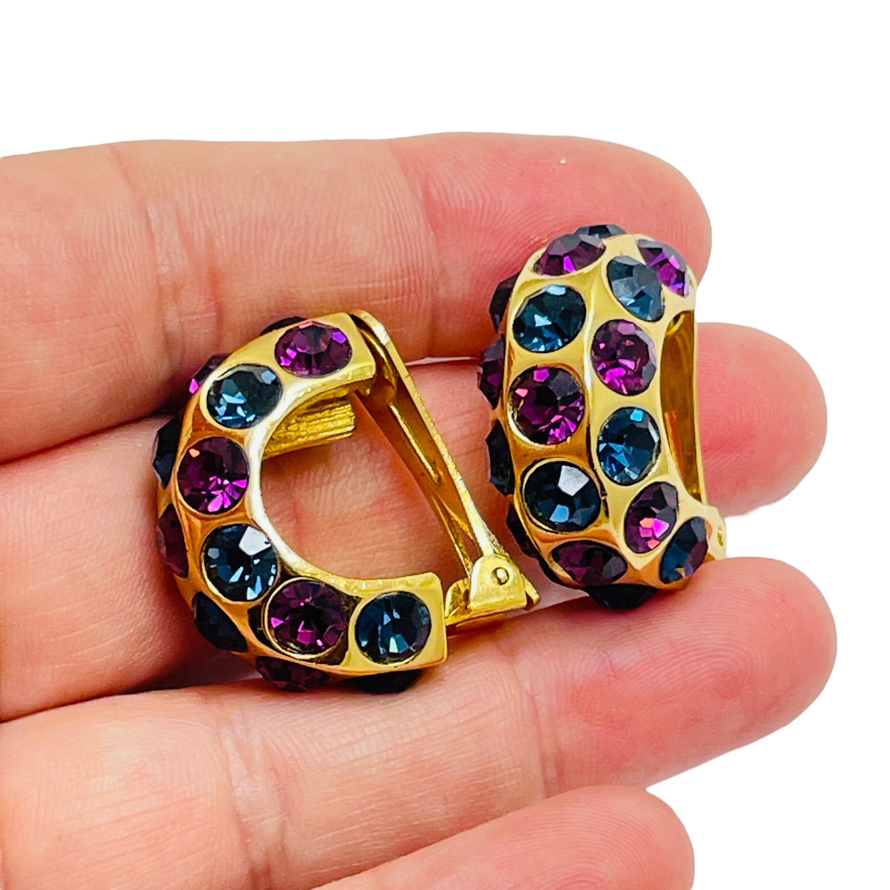 Orecchini a clip CHRISTIAN DIOR placcati in oro con cristalli di ametista e zaffiro in vendita 1