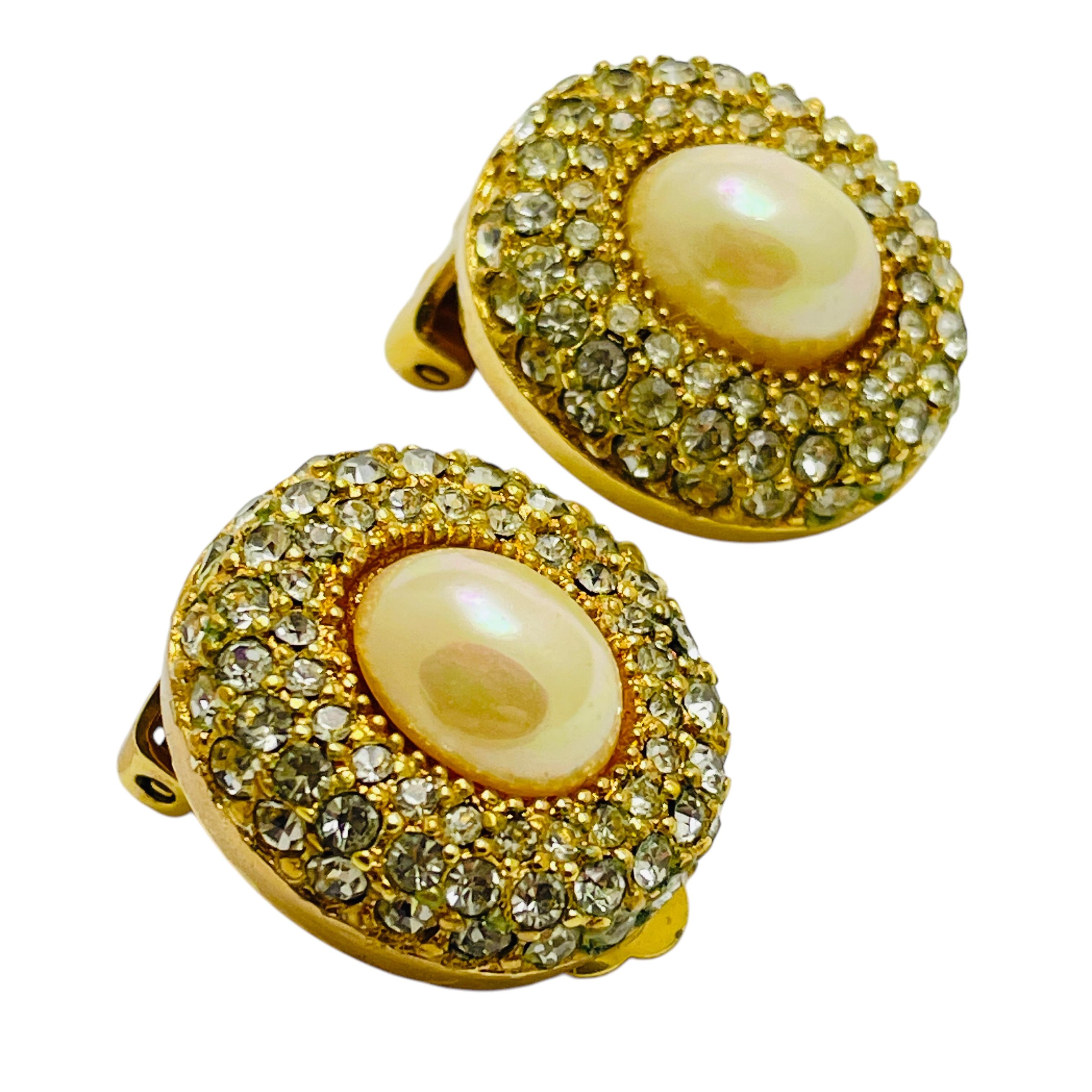 DETAILS

• signed CHRISTIAN DIOR

• gold plated with crystals and glass pearl

• vintage designer runway earrings

MEASUREMENTS  

• 

CONDITION

•  excellent vintage condition with minimal signs of wear 

 

❤️❤️   VINTAGE DESIGNER JEWELRY   ❤️❤️
