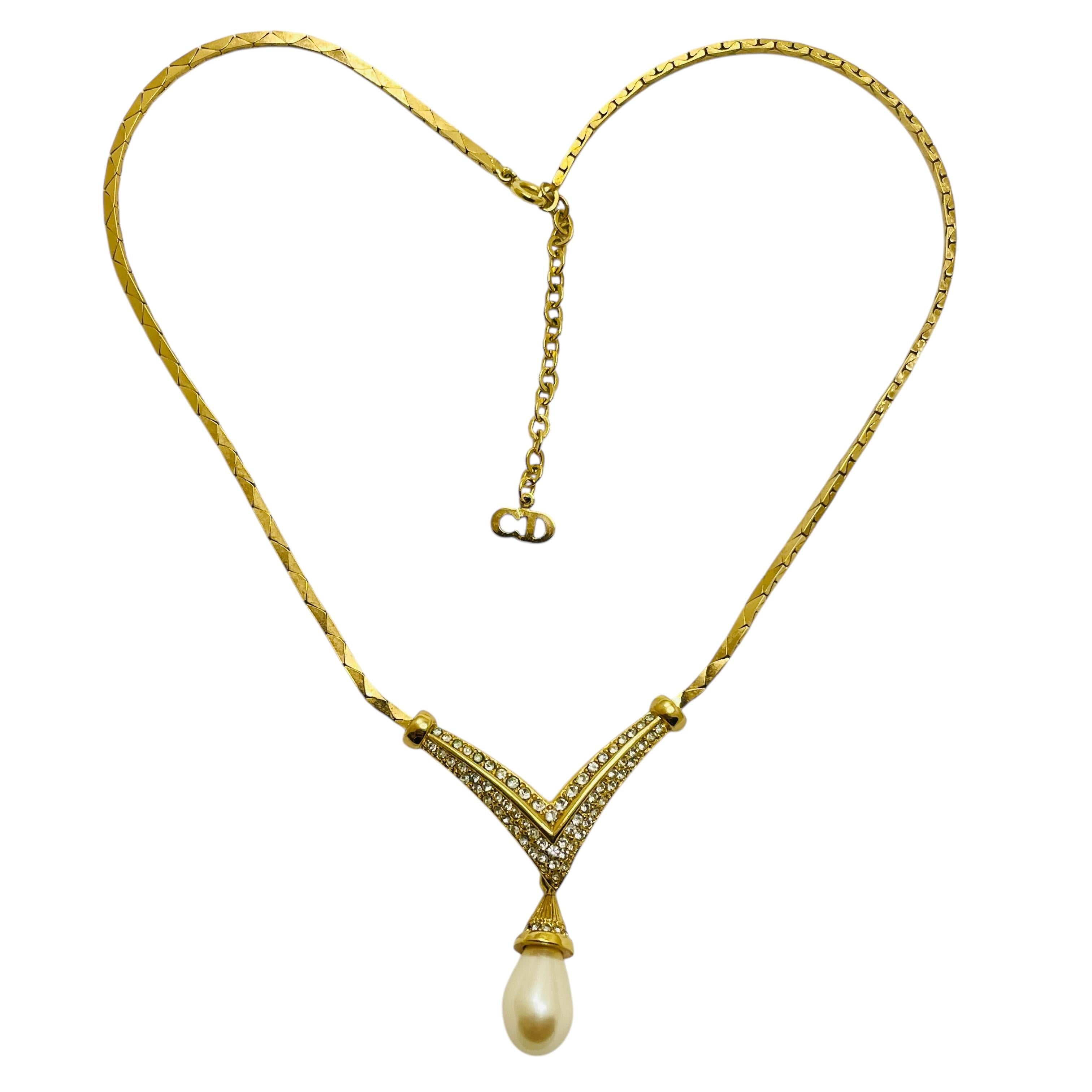 DETTAGLI

- firmato CHRISTIAN DIOR

- placcato oro con cristalli e perle finte 

- collana vintage da passerella di design

MISURE  

- 

CONDIZIONE

-  eccellenti condizioni vintage con minimi segni di usura 

 

❤️❤️   GIOIELLI VINTAGE DI DESIGN  