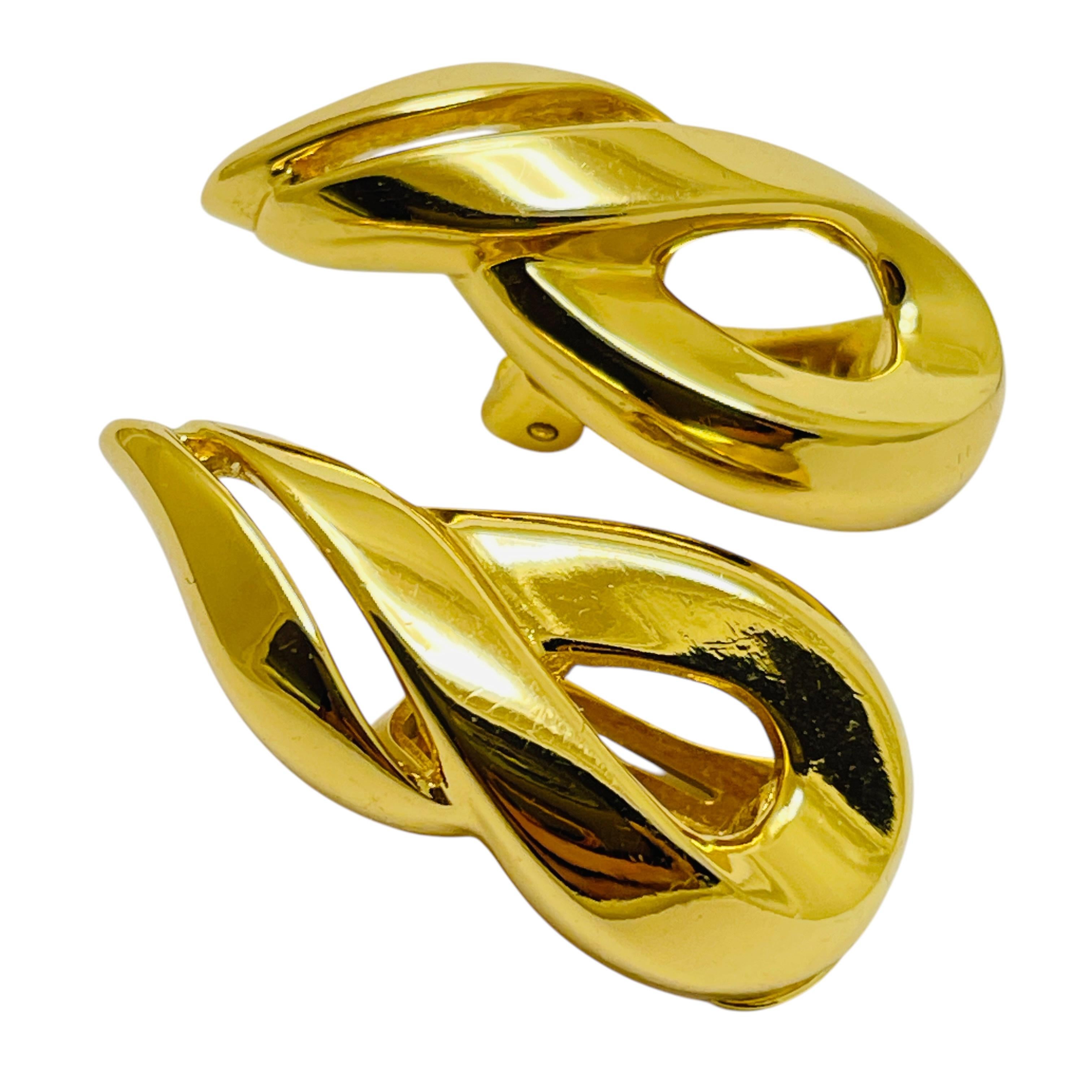 DETAILS

• signed CHRISTIAN DIOR

• gold plated 

• vintage designer runway earrings

MEASUREMENTS  

• 

CONDITION

•  excellent vintage condition with minimal signs of wear 

 

❤️❤️   VINTAGE DESIGNER JEWELRY   ❤️❤️