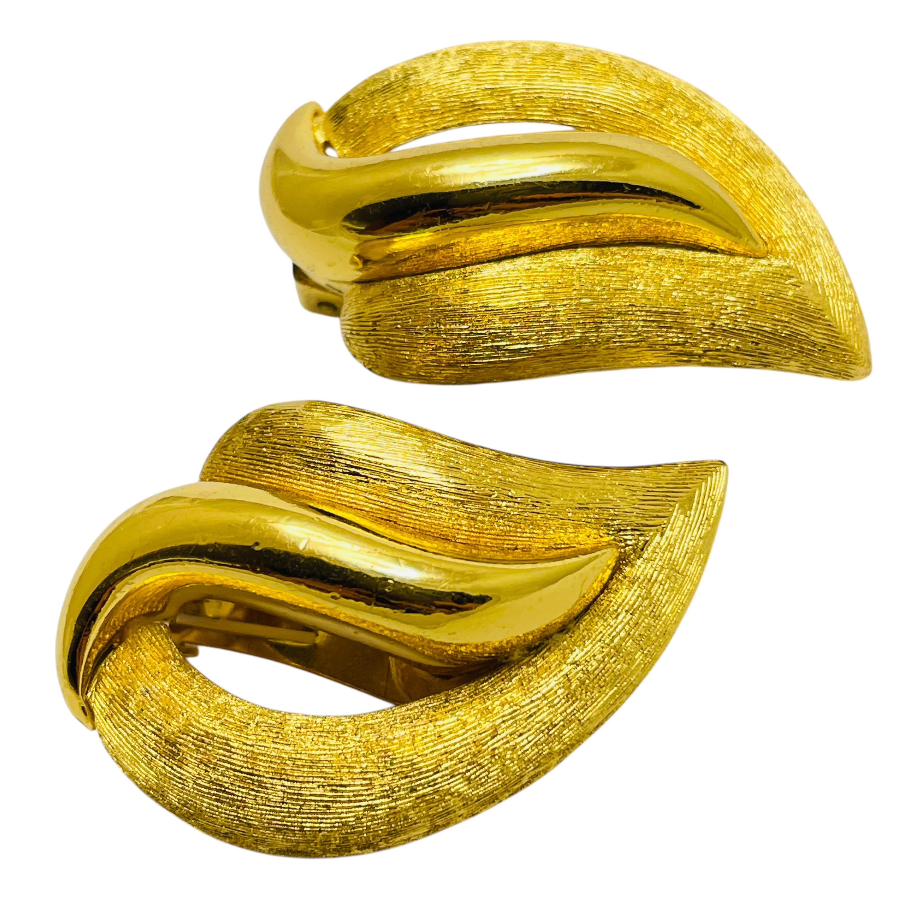 DETAILS

• signed CHRISTIAN DIOR

• gold plated 

• vintage designer runway earrings

MEASUREMENTS  

• 

CONDITION

•  excellent vintage condition with minimal signs of wear 

 

❤️❤️   VINTAGE DESIGNER JEWELRY   ❤️❤️