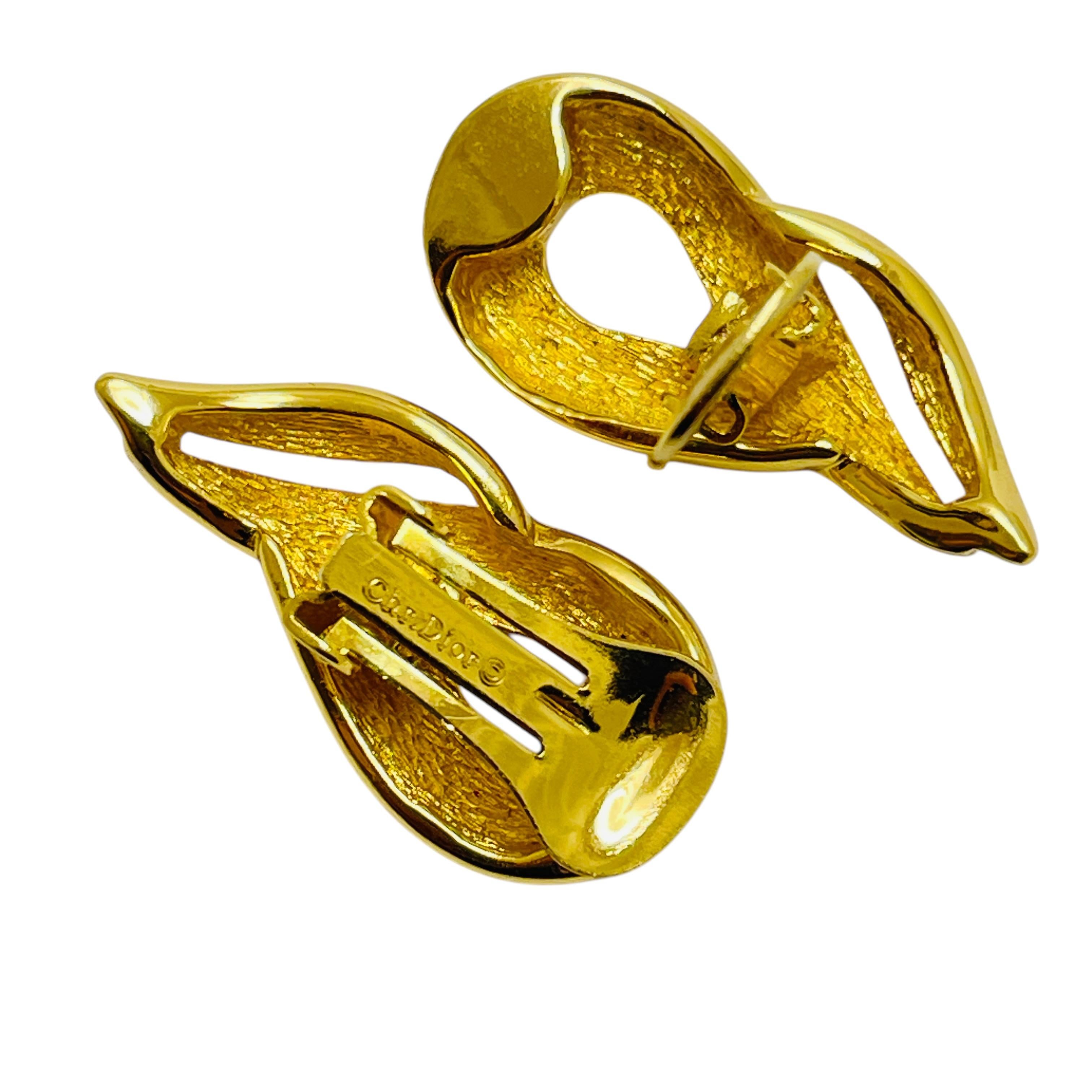 Vintage CHRISTIAN DIOR gold plated designer runway clip on earrings In Good Condition For Sale In Palos Hills, IL