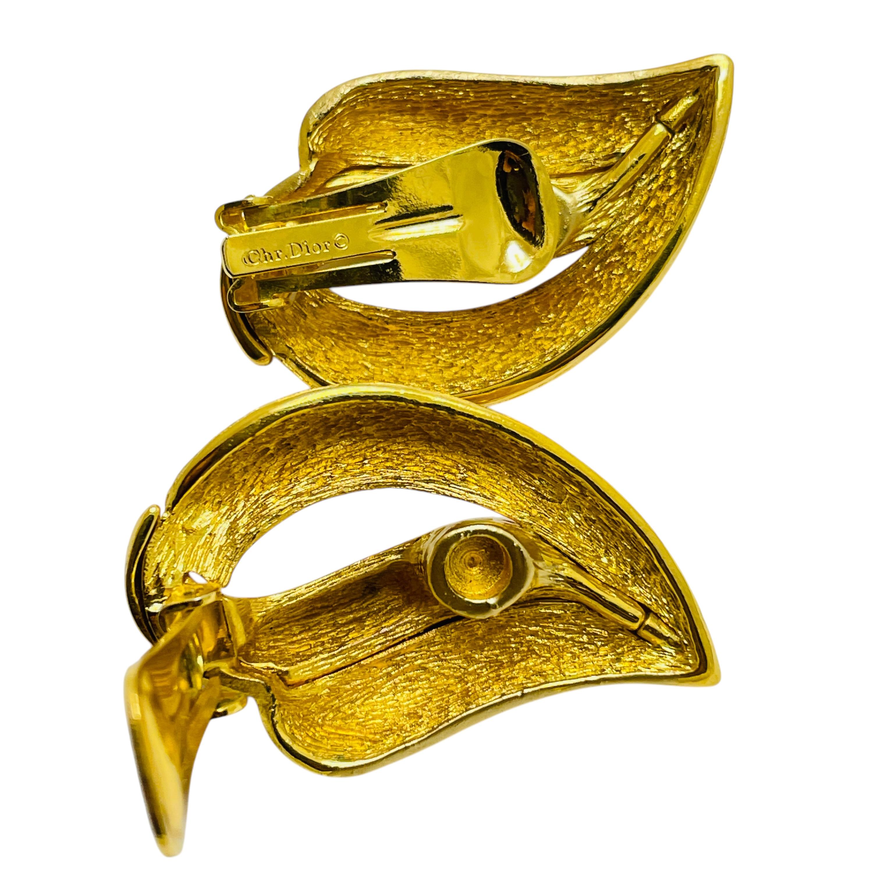 Vintage CHRISTIAN DIOR gold plated designer runway clip on earrings In Good Condition For Sale In Palos Hills, IL