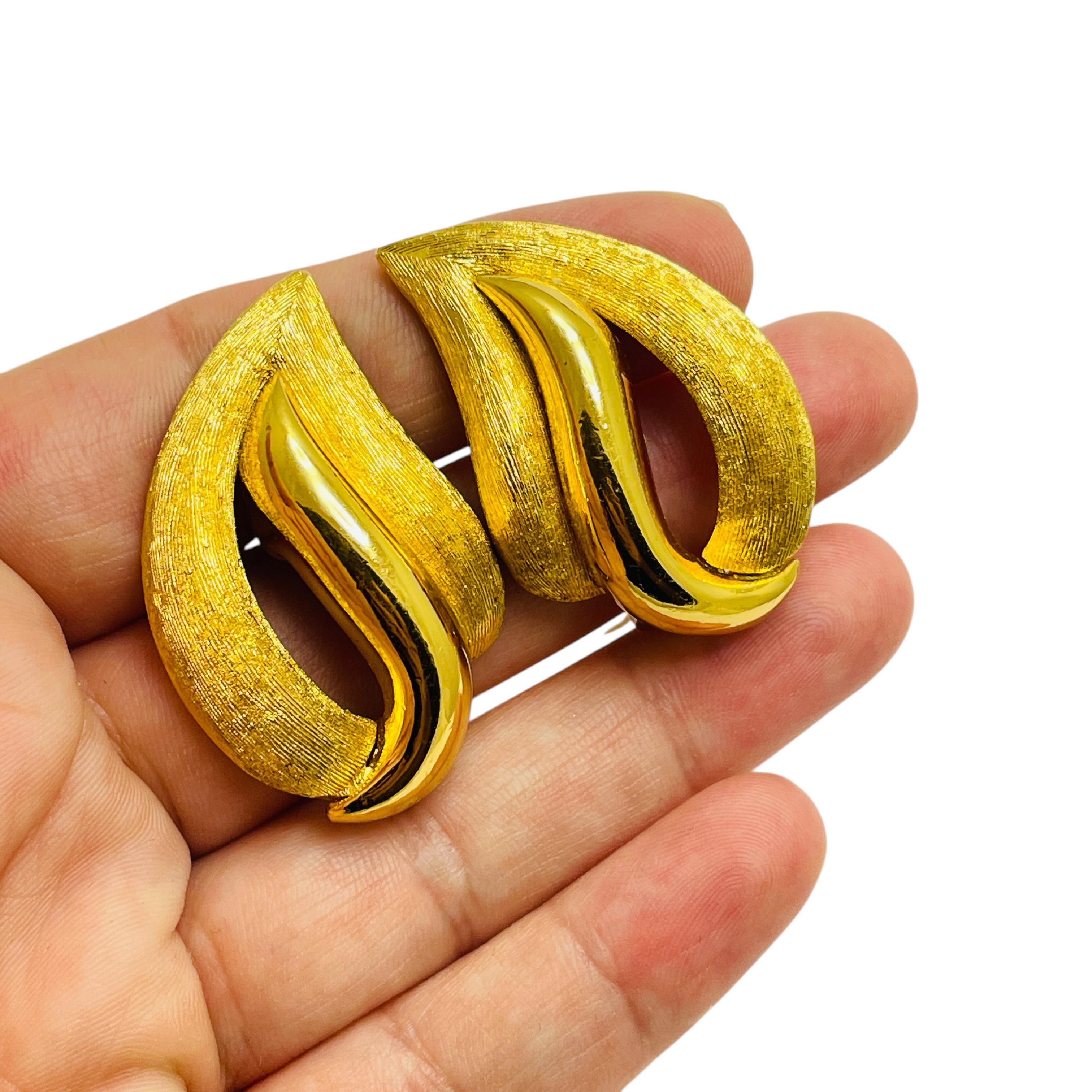 Women's Vintage CHRISTIAN DIOR gold plated designer runway clip on earrings For Sale
