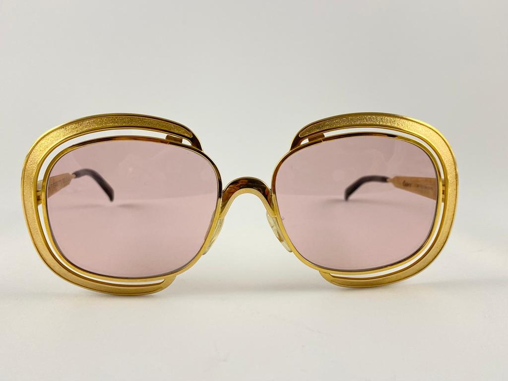 Rare vintage Christian Dior sunglasses. 


Medium rose lenses lenses.

This item show light sign of wear due to storage.

Made in Austria

FRONT  13 CMS
LENS HEIGHT 4.3 CMS
LENS WIDTH 5.3 CMS
TEMPLES 12.5 CMS
