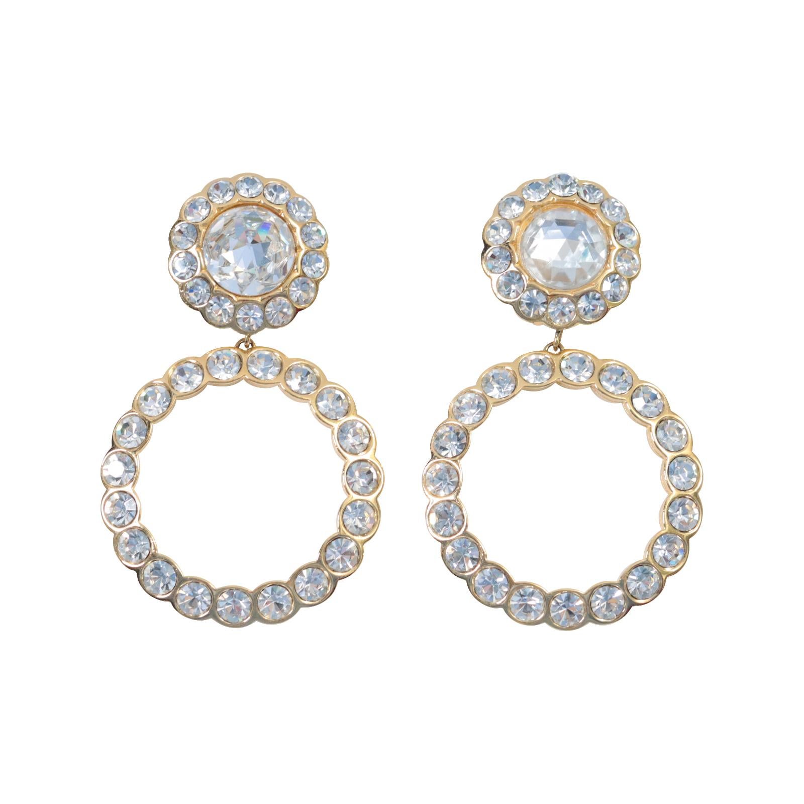Vintage Christian Dior Gold Tone Drop Crystal Hoop Earrings, circa 1980er Jahre.  Diese Ohrringe werden immer auffällig sein und beschreiben, wer und was sie sind.  Nicht laut, aber klassisch.   Sie sind schick.  Es handelt sich um einen