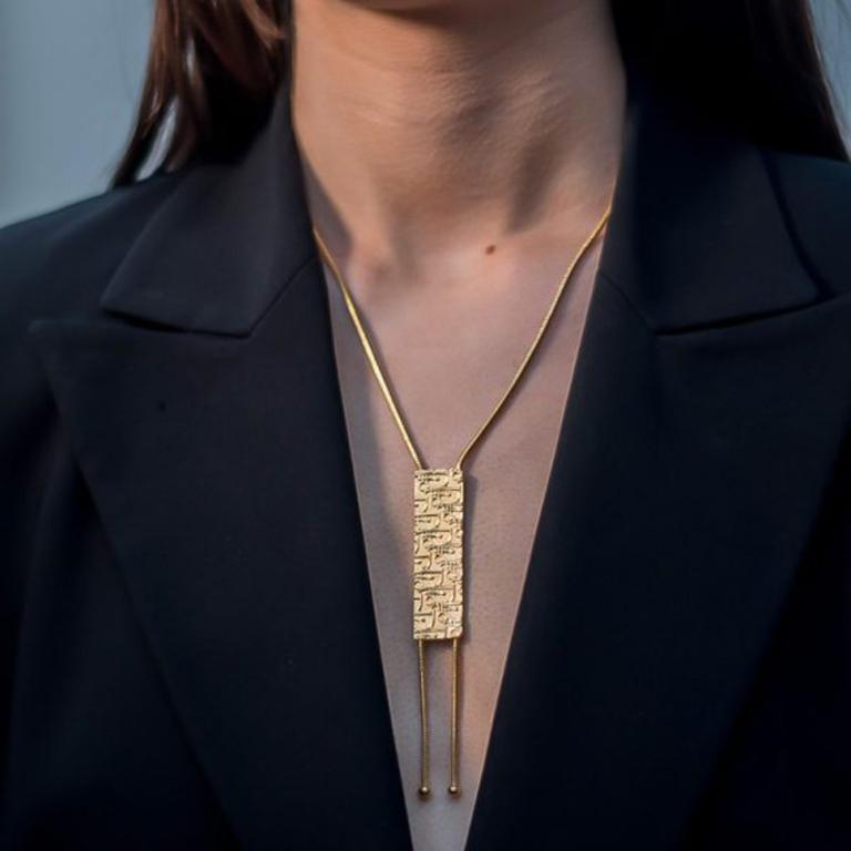 Terrifically stylish. This Vintage Dior Trotter Sautoir necklace hails from the 1980s. Featuring lustrous gold plated metal, snake link chain and a fabulous Dior Trotter style logo plaque. Measuring approx. 44cm chain length with an approx. 9.5 cm