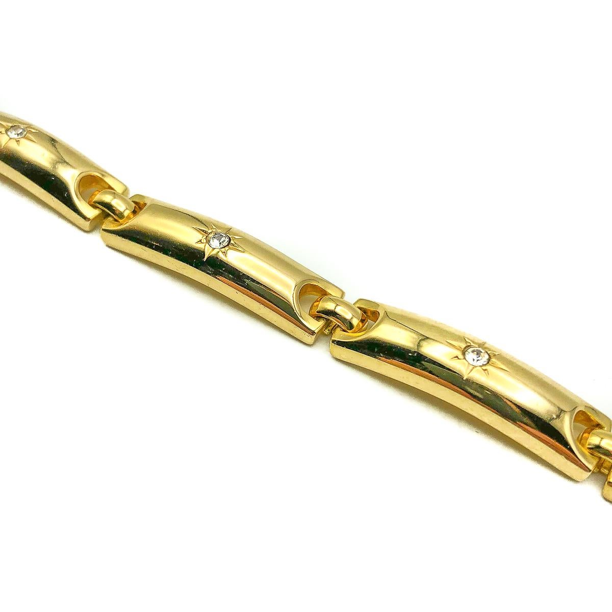 Un divin bracelet vintage Dior avec des étoiles en or. Poids et qualité de fabrication. Fabriquée en métal doré, chacune des cinq sections est ornée d'un cristal en forme d'étoile. L'étoile symbolise le talisman porte-bonheur de Christian Dior,