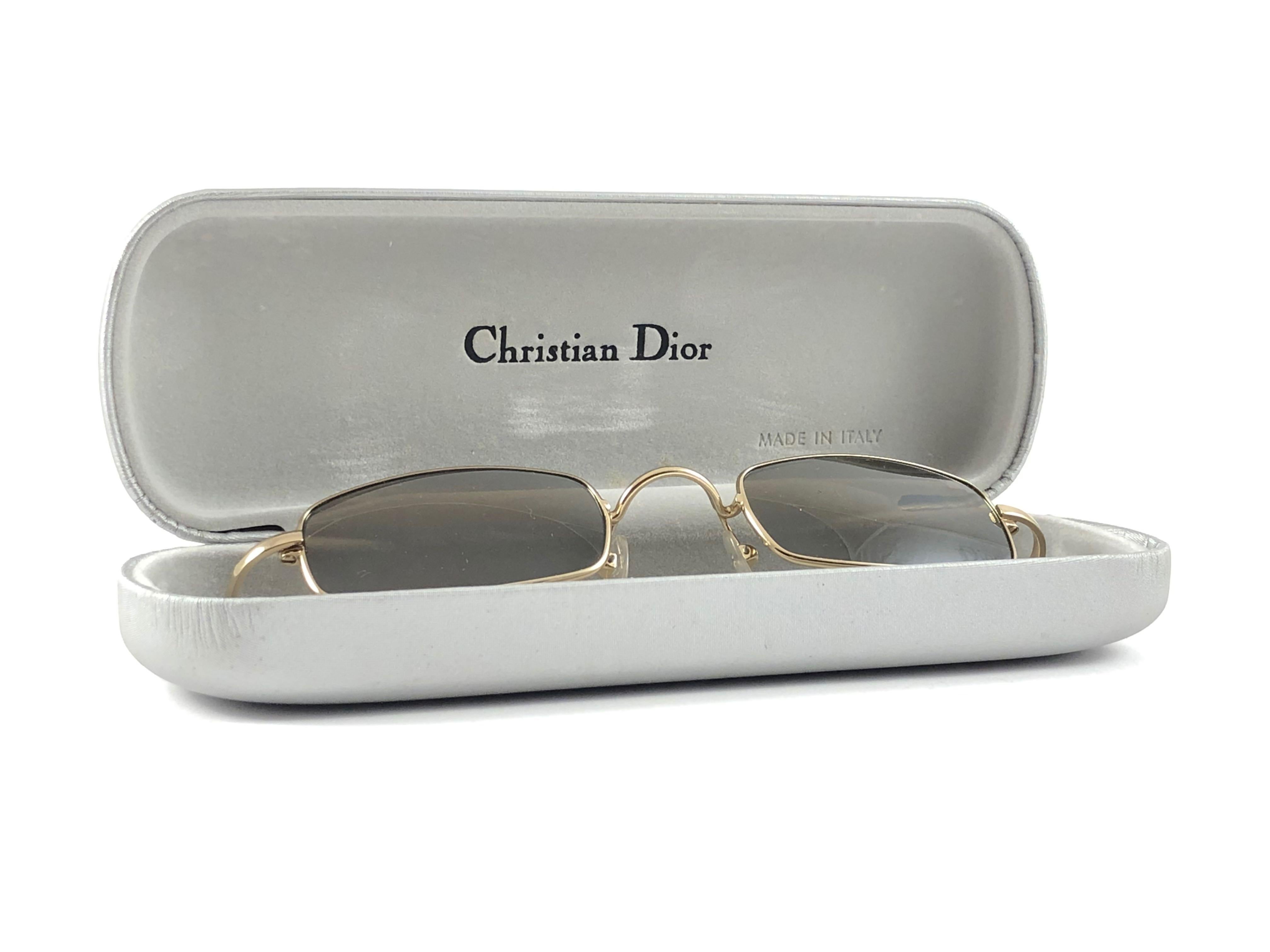  Vintage Christian Dior small gold frame sporting medium brown lenses. 

Made in Austria.
 
This piece show minor sign of wear due to  storage.

Front : 13 cms

Lens Height : 2.5 cms

Lens Width : 4.5 cms 