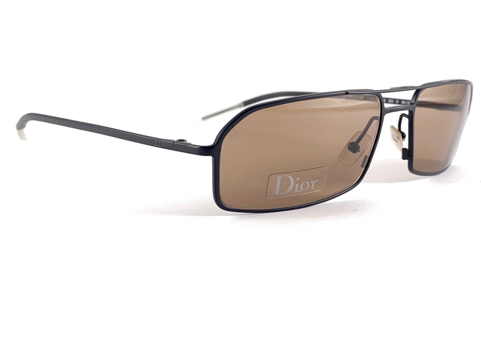

New Vintage Christian Dior Homme Sunglasses black matte Frame With Spotless solid brown Lenses 
Forte et étonnante  Cadre. Une pièce incontournable ! 
Cet article peut présenter des signes mineurs d'usure dus au stockage. 



Fabriqué en