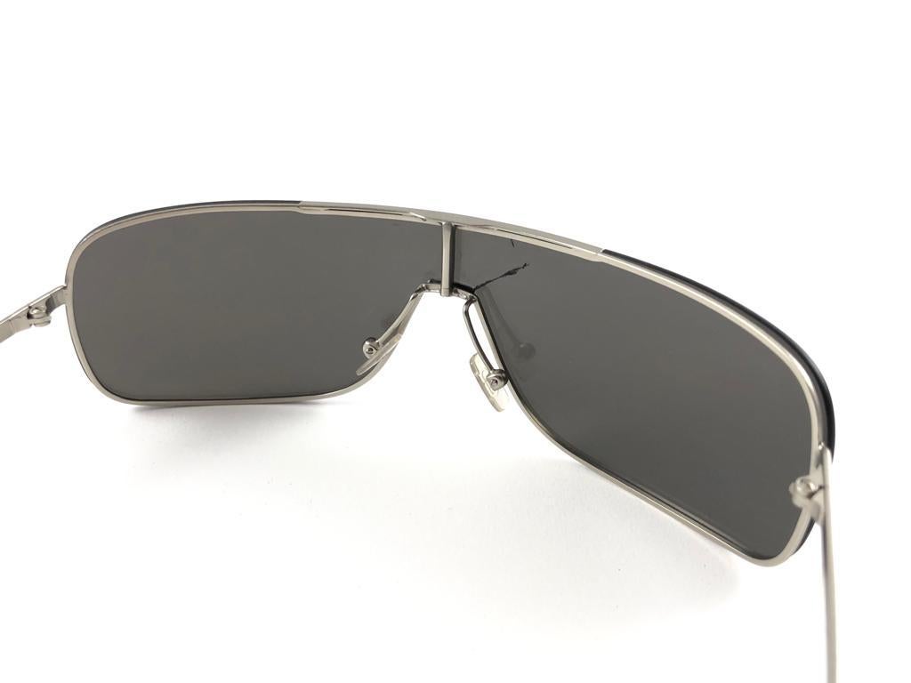 Vintage Christian Dior Homme 0038 Metallic Silver Wrap Sunglasses Fall 2000 Y2K In New Condition For Sale In Baleares, Baleares
