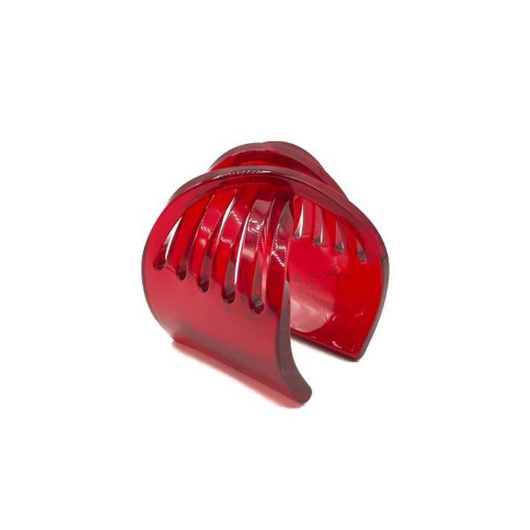 Eine wirklich beeindruckende Vintage Dior Jumbo Harz Manschette in auffallend rotem Harz. Auf einer Seite mit dem Namen des Hauses verziert. Raffiniert gestylt mit einem offenen Twist. Sehr hohe Qualität und ein großer Design-Hit! In sehr gutem