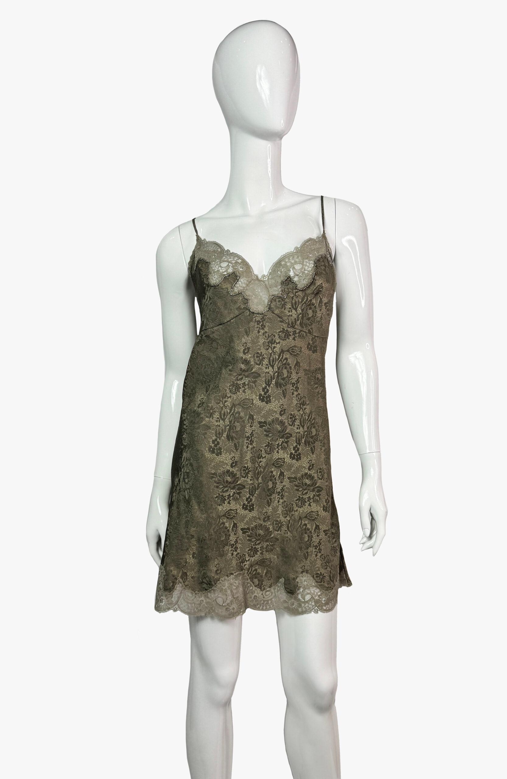 Vintage Christian Dior nightgown embroidered with lace and beads

Size – M

Length – 68 cm without straps, straps length is adjustable

Armpits – 46 cm

Condition – very good

Fabric – the label with the fabric composition is