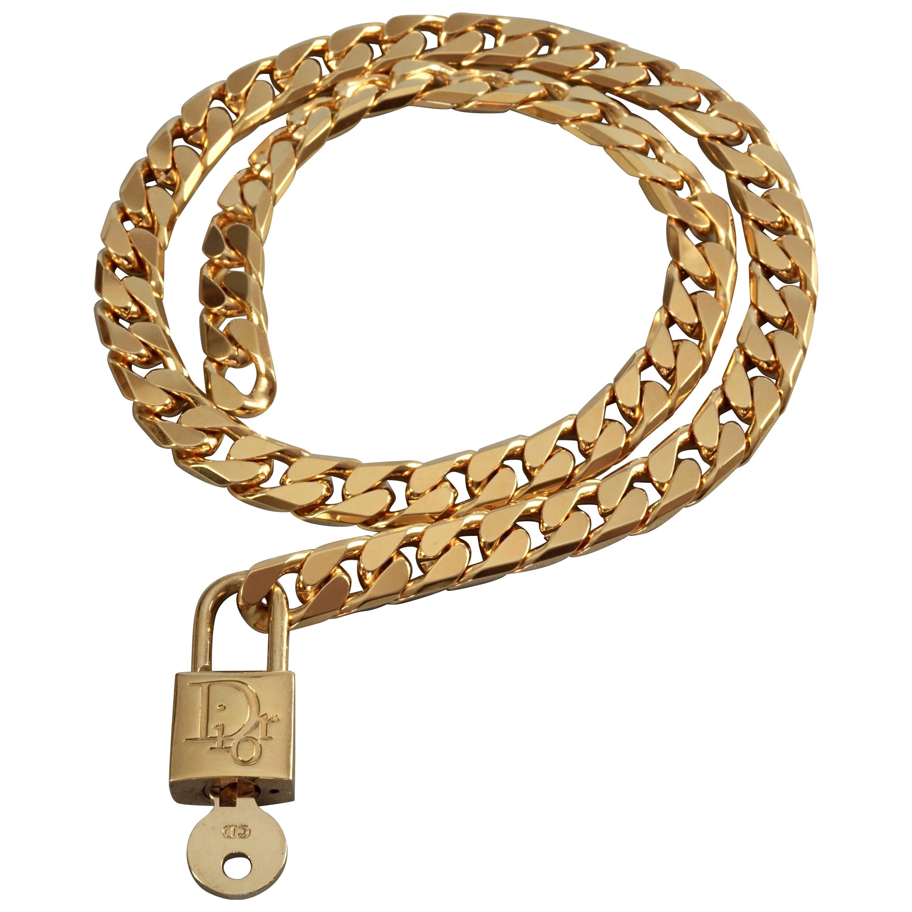 CHRISTIAN DIOR Collier pendentif vintage en or avec logo Cadena et chaîne  cadenas avec clé cadenas En vente sur 1stDibs