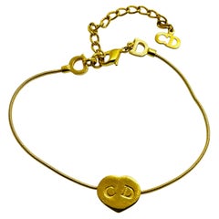 Bracciale vintage CHRISTIAN DIOR placcato in oro con logo CD a forma di cuore e logo della passerella