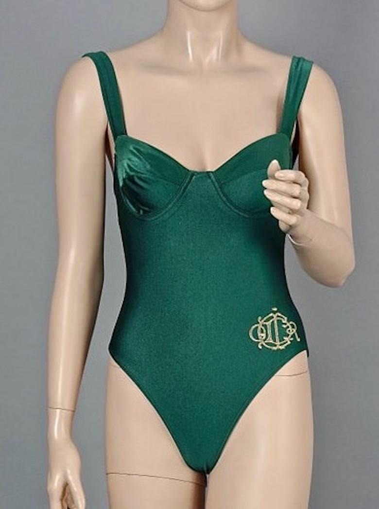 Vintage CHRISTIAN DIOR Logo Insignia Body Suit Bathing Suit Swimsuit Bodysuit

S'adapte aux tailles petites à moyennes. 

Caractéristiques : 
- 100% authentique CHRISTIAN DIOR. 
- Couleur vert émeraude avec l'insigne DIOR brodé en or. 
- Entièrement