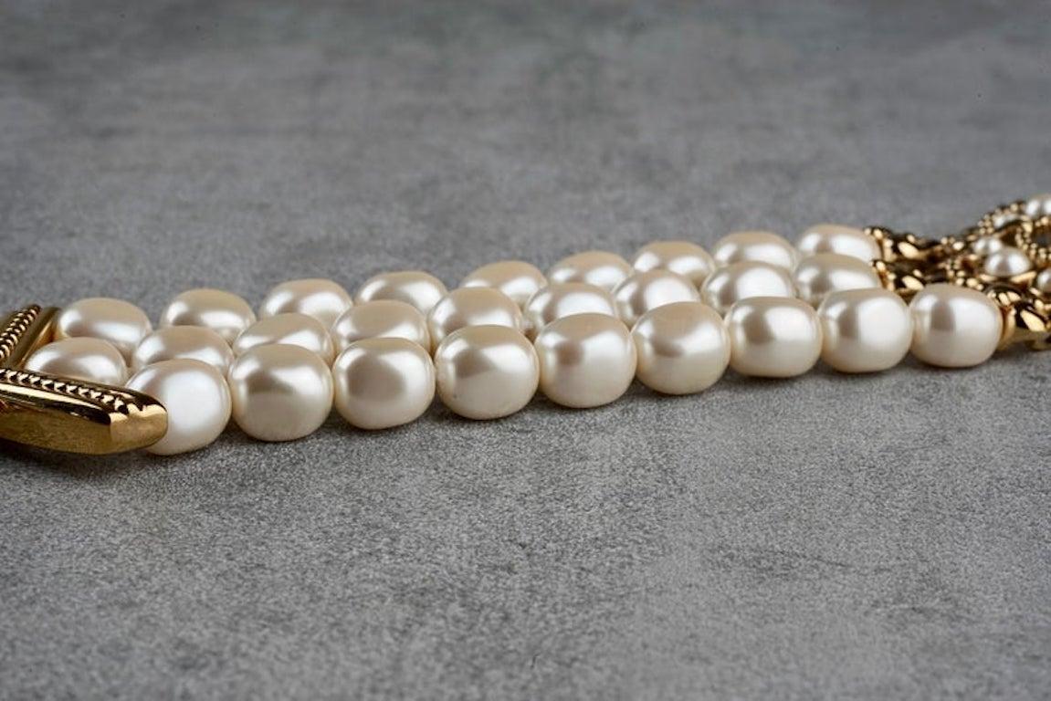 Vintage CHRISTIAN DIOR Logo Insignia Medallion Tiered Pearl Choker Necklace In Excellent Condition In Kingersheim, Alsace