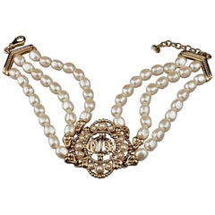 Vintage CHRISTIAN DIOR Logo Insignien Medaillon Tiered Pearl Choker Halskette
