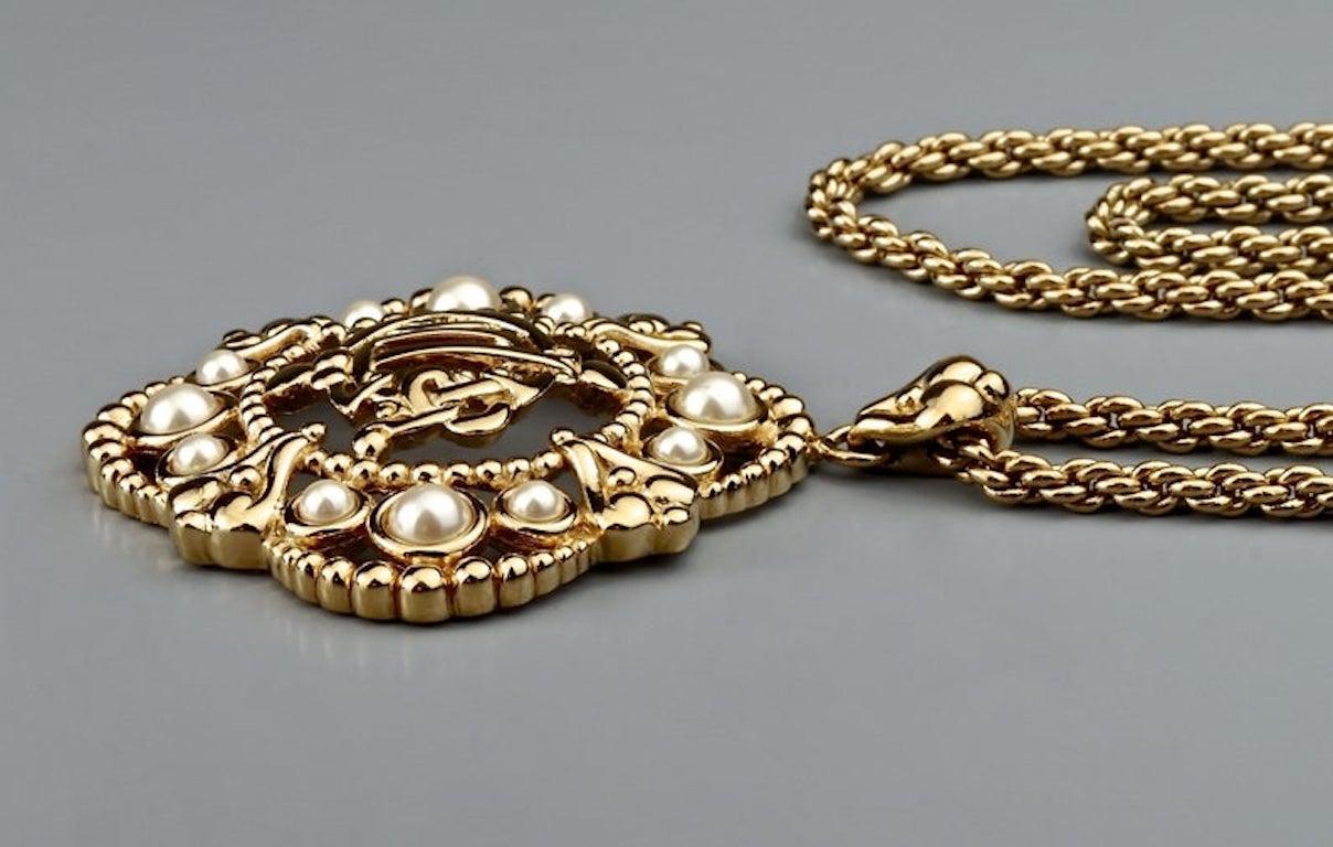 Vintage CHRISTIAN DIOR Logo Insignia Pearl Medallion Necklace In Excellent Condition In Kingersheim, Alsace