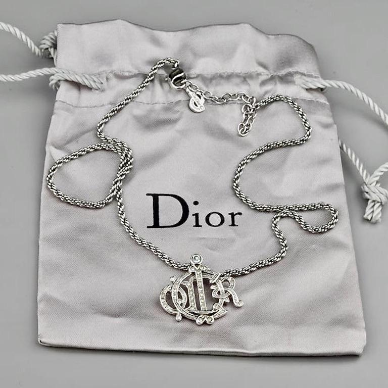 Vintage CHRISTIAN DIOR Logo Insignia Rhinestone Silver Necklace

Measurements:
Pendant Height: 0.94 inch (2.4 cm)
Pendant Width: 1.06 inches (2.7 cm)
Wearable Length: 14.96 inches to 17.32 inches (38 cm to 44 cm)

Features:
- 100% Authentic