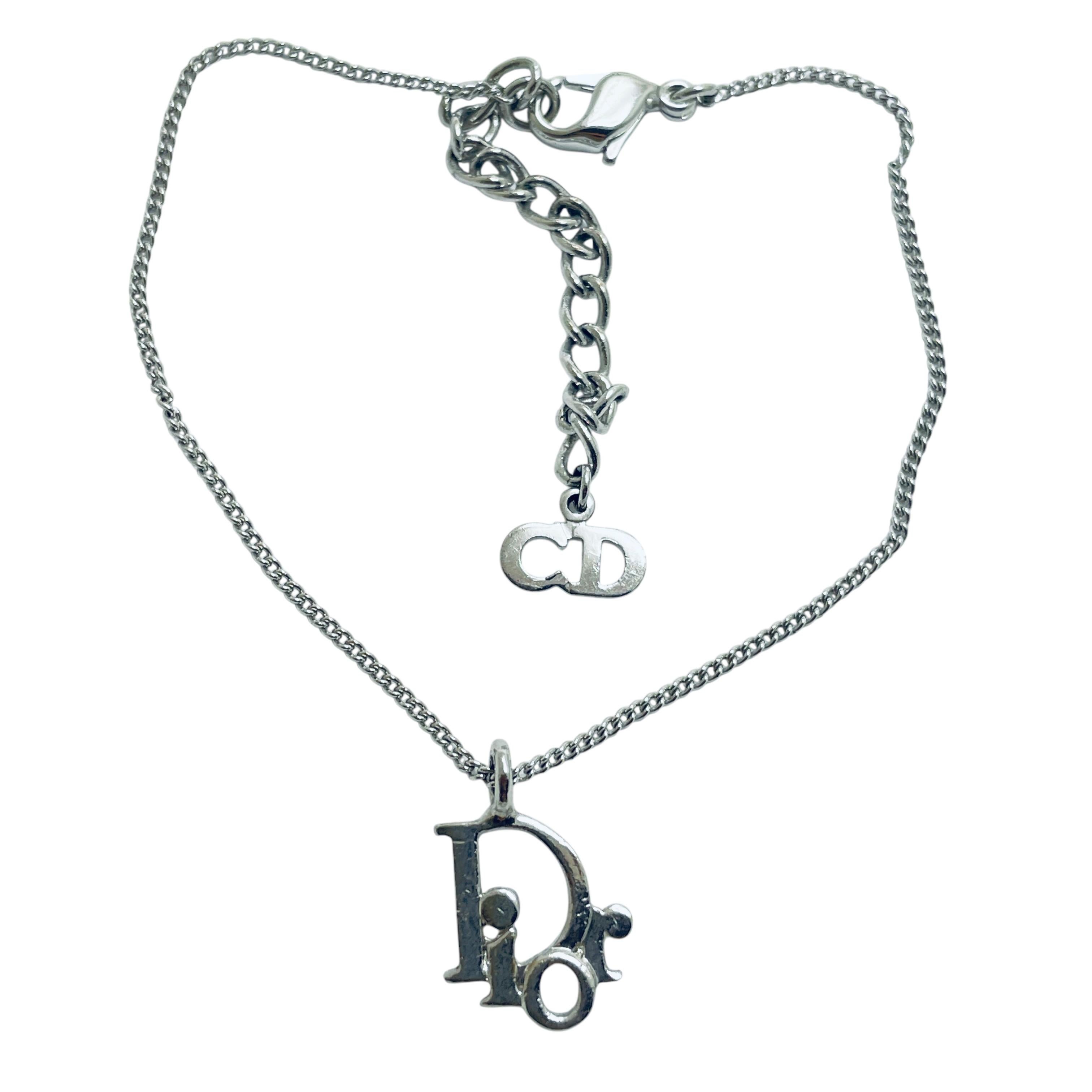 DETTAGLI

- firmato CHRISTIAN DIOR

- tono argento 

- bracciale vintage da passerella di design

MISURE

- 

CONDIZIONE

- eccellenti condizioni vintage con minimi segni di usura

❤️❤️ GIOIELLI VINTAGE DI DESIGN ❤️❤️
❤️❤️ BOUTIQUE DI ALEXANDER ❤️❤️