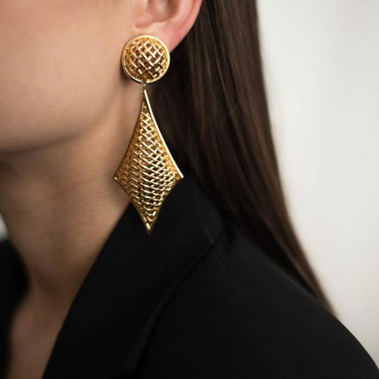 A stunning pair of Vintage Dior Mesh Shoulder Duster Earrings from the 1980s. Featuring gold plated metal and wonderful styling and craftsmanship. In very good vintage condition, measuring approx. cm. Signed. A gorgeous couture find for the