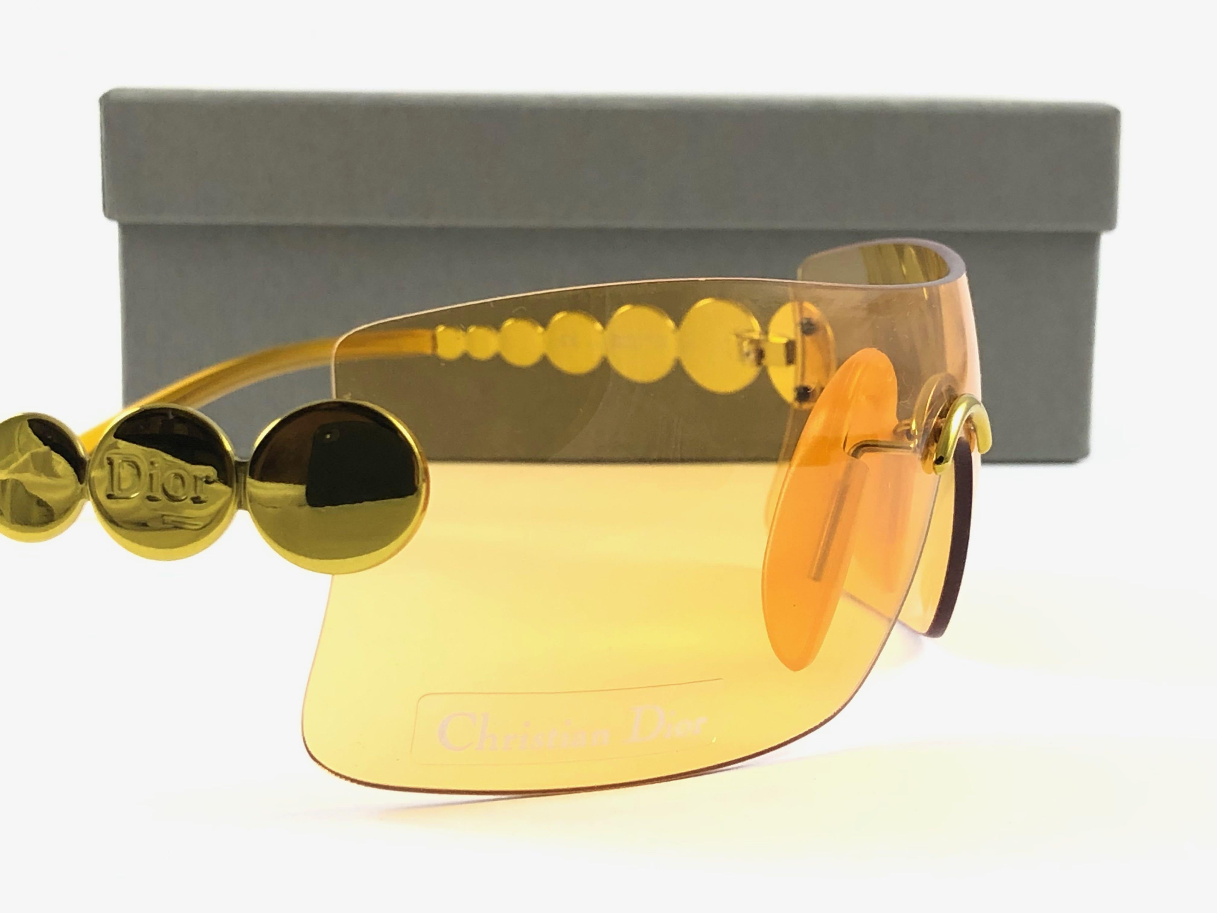 Vintage Christian Dior Millenium Amber Gold Bubble Wrap Sunglasses Fall 2000 by Galliano.

Made in Austria.
 
This piece show minor sign of wear due to  storage.

Front : 16.5 cms

Lens Height : 4.5 cms

Lens Width : 16.5 cms 